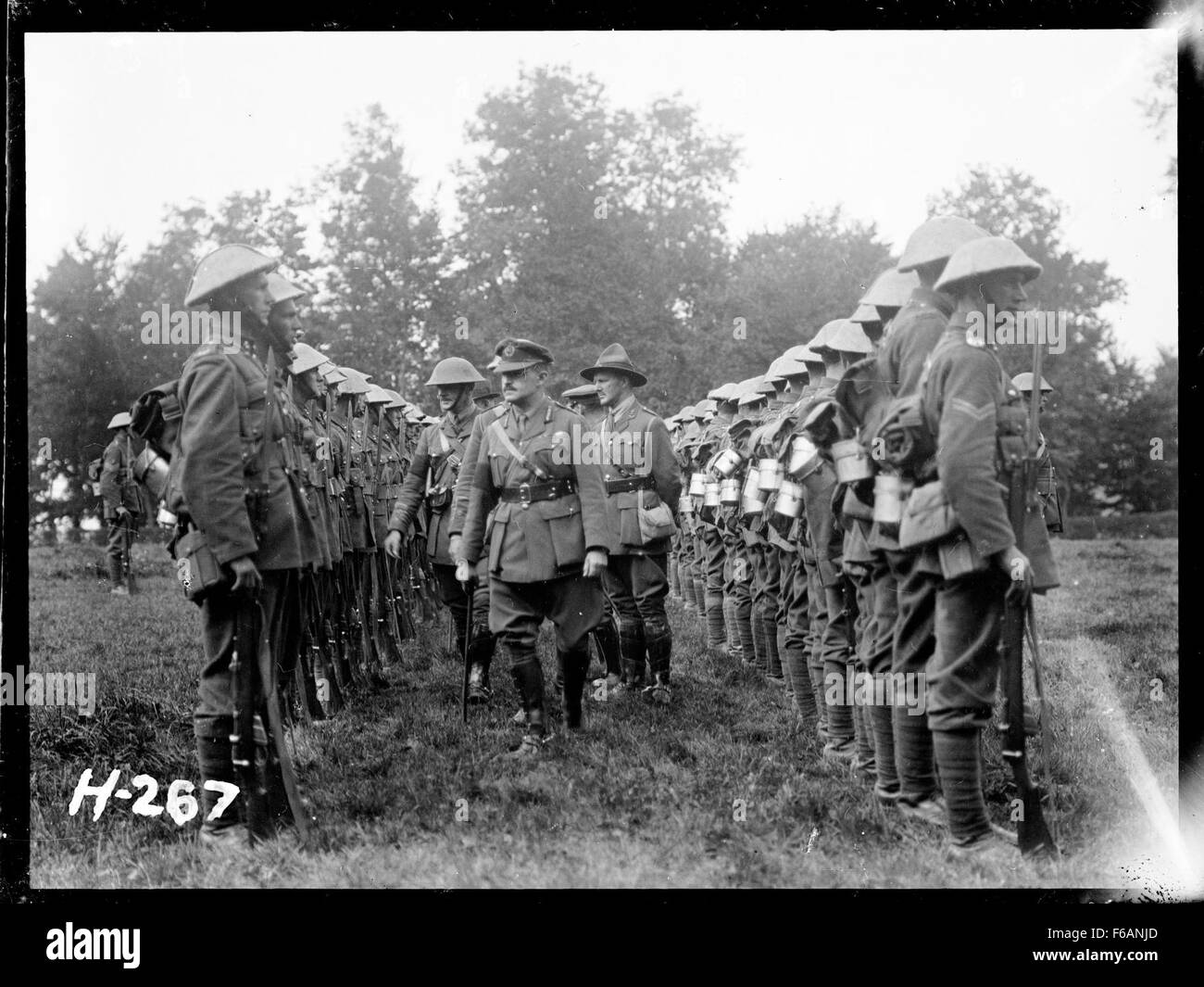 Le major-général Russell effectue une inspection militaire des troupes en France pendant la première Guerre mondiale, mettant en valeur le leadership et l'organisation du personnel militaire sur les lignes de front. Banque D'Images