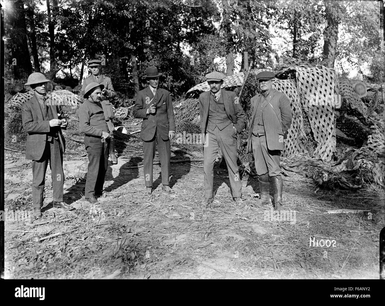 Des journalistes néo-zélandais examinent un dugout allemand capturé à Haplincourt pendant la première Guerre mondiale, documentant les conditions du champ de bataille et les fortifications militaires. Banque D'Images