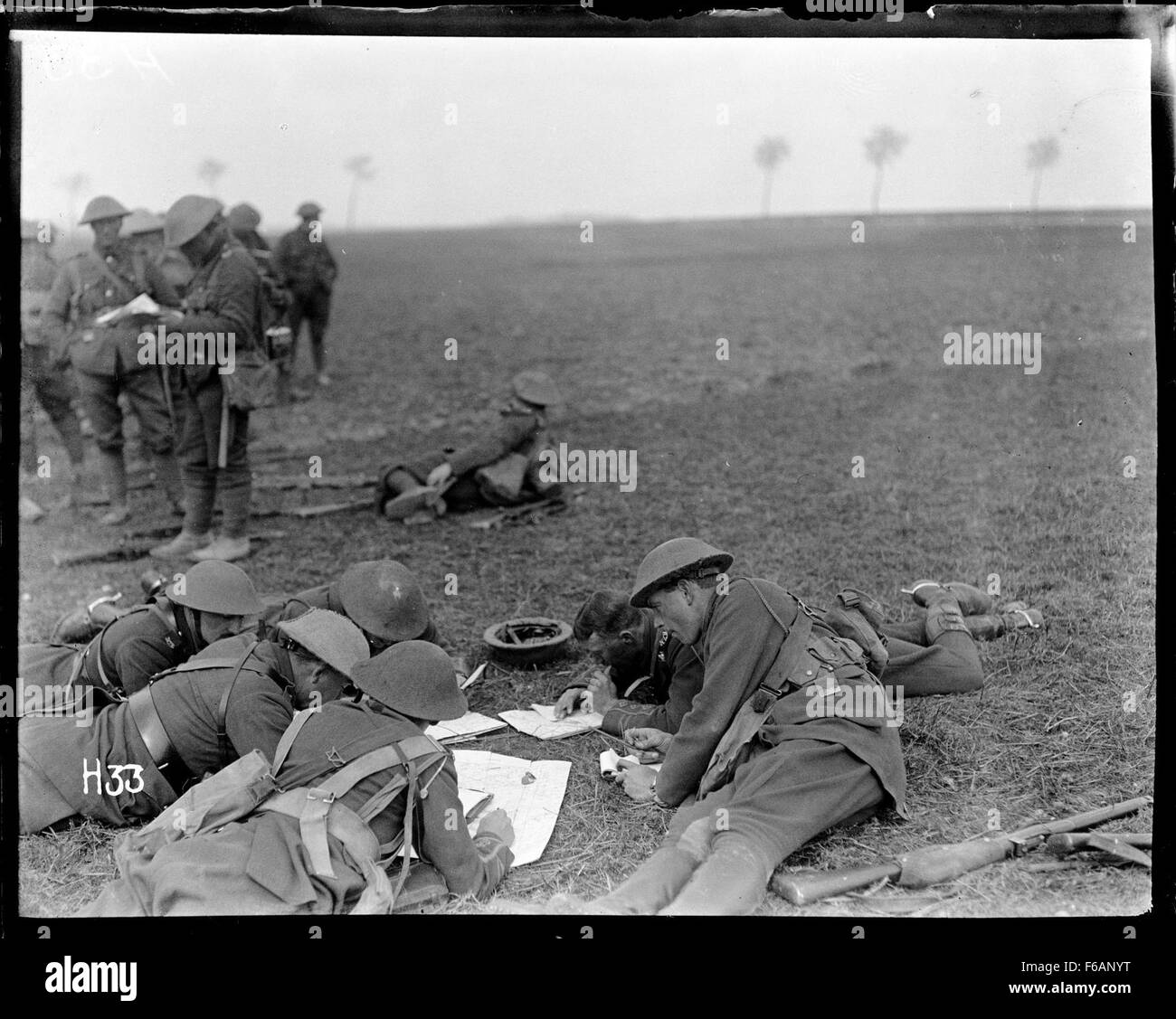 Cette image montre des officiers de l'armée néo-zélandaise qui étudient des cartes au cours d'un exercice d'entraînement, mettant l'accent sur leur préparation stratégique et leur souci du détail au cours de l'entraînement militaire. Banque D'Images