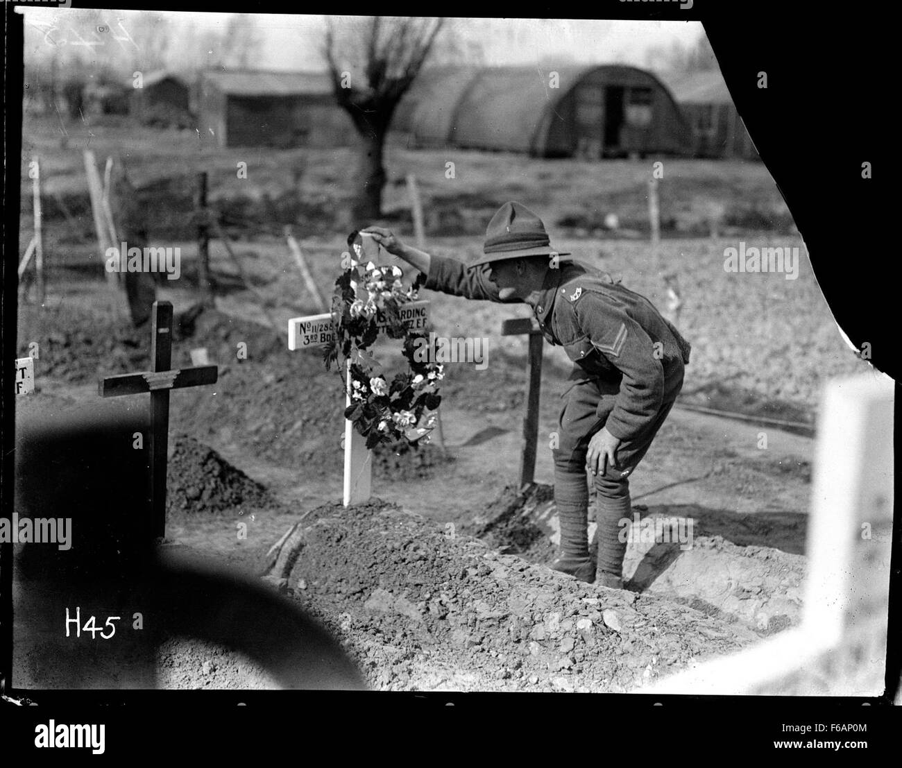 Soldat néo-zélandais se tient sur la tombe d'un fallen Banque D'Images
