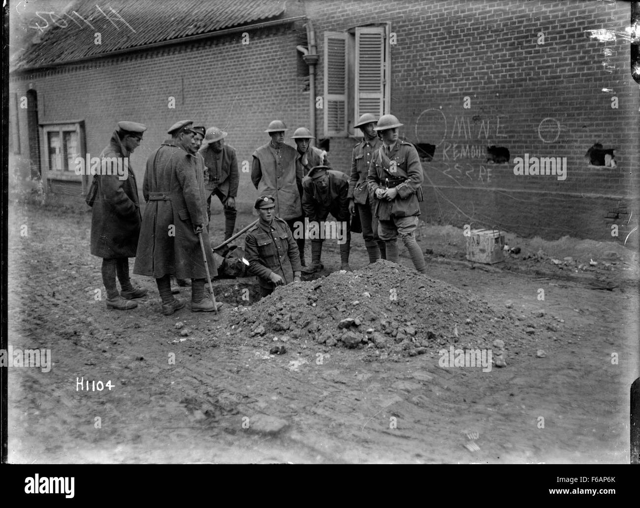 Des soldats néo-zélandais sont vus enlever une mine de la rue principale pendant leur déploiement dans une zone de conflit. Cette opération s'inscrit dans le cadre des efforts visant à assurer la sécurité et la sûreté de la zone, reflétant les défis auxquels le personnel militaire est confronté pendant le service actif. Banque D'Images