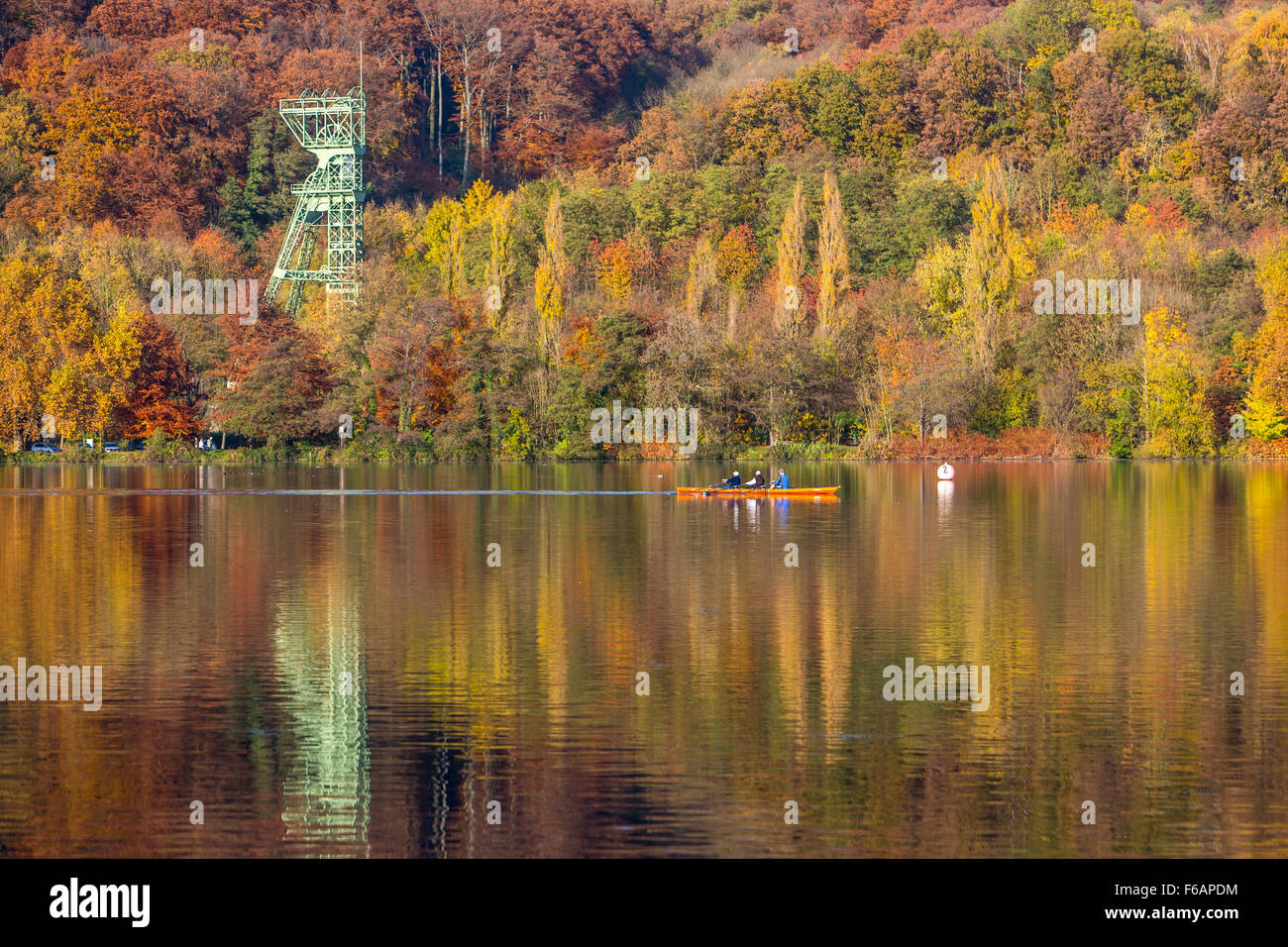 Le lac Baldeneysee, à Essen, Allemagne, automne, arbres en automne les couleurs, châtelet de mine de charbon ancien Carl Funke, rivière Ruhr Banque D'Images