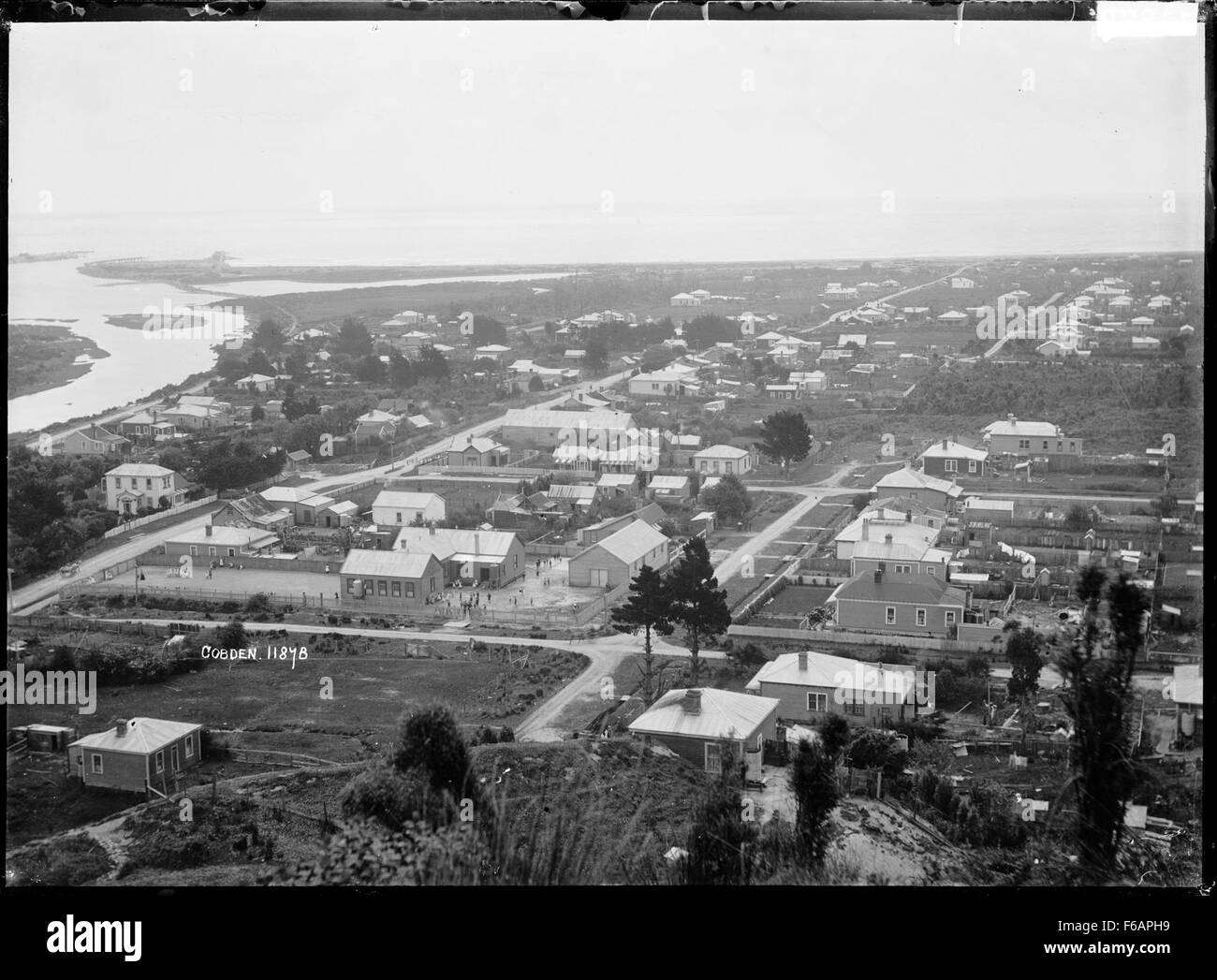 Une vue panoramique de Cobden, situé à l'embouchure de la rivière Grey. La scène met en valeur la beauté naturelle et les caractéristiques géographiques de cette région canadienne, en mettant l'accent sur le paysage riverain. Banque D'Images