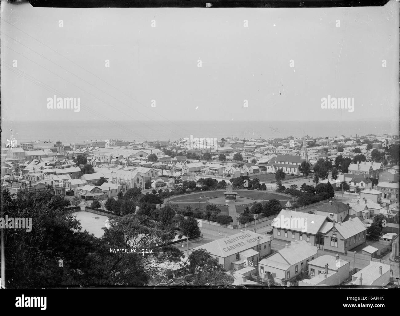 Une vue panoramique sur Napier, une ville côtière de Nouvelle-Zélande connue pour son architecture Art déco. Cette scène met en valeur la beauté de l’architecture de la ville sur fond d’océan et de collines. Banque D'Images