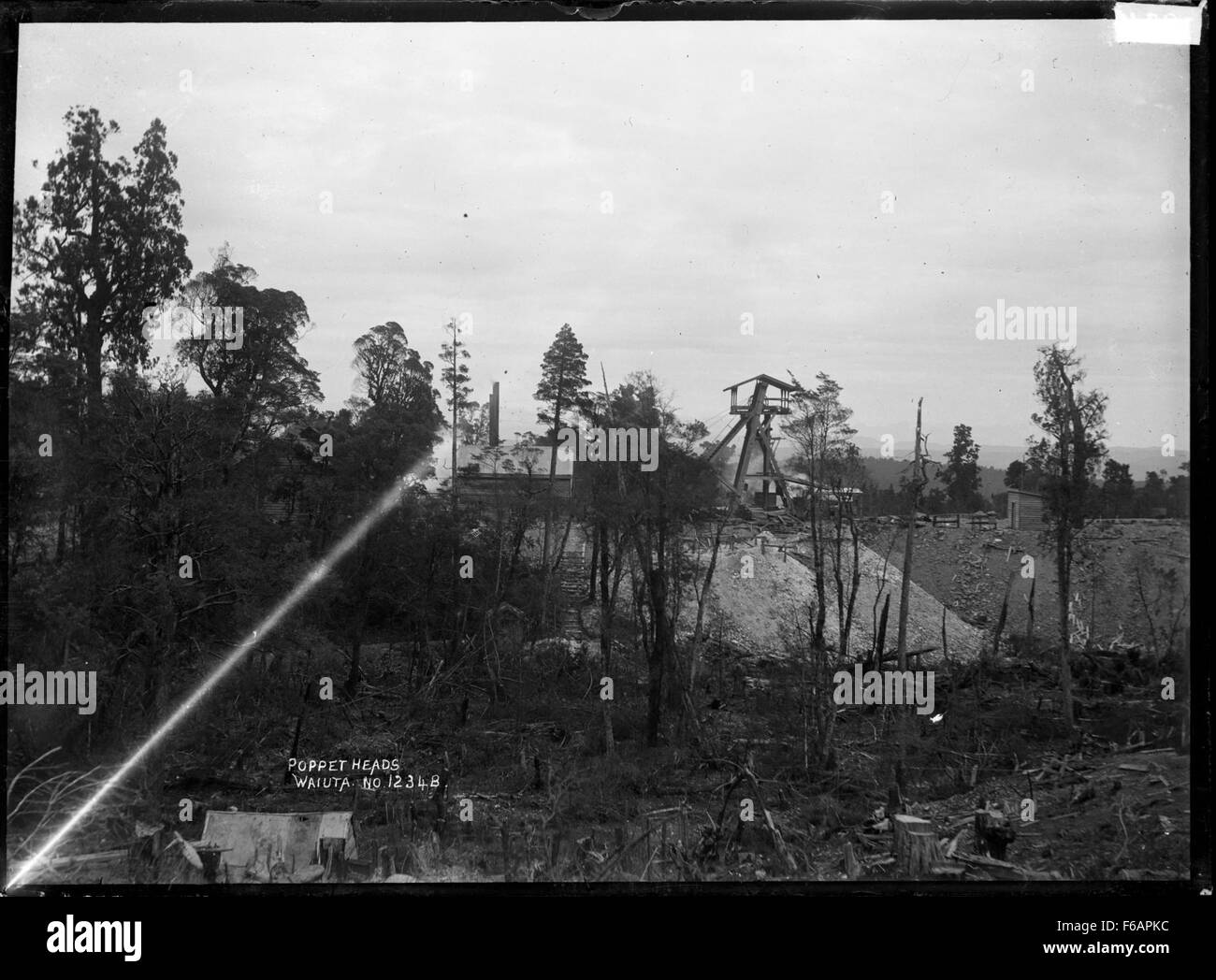 La photographie montre les restes de têtes de champignon à Waiuta, une ville historique d'exploitation de l'or en Nouvelle-Zélande. Ces structures faisaient partie intégrante du processus minier, et l'image capture les vestiges fanés du patrimoine minier qui dominaient autrefois la région. Banque D'Images