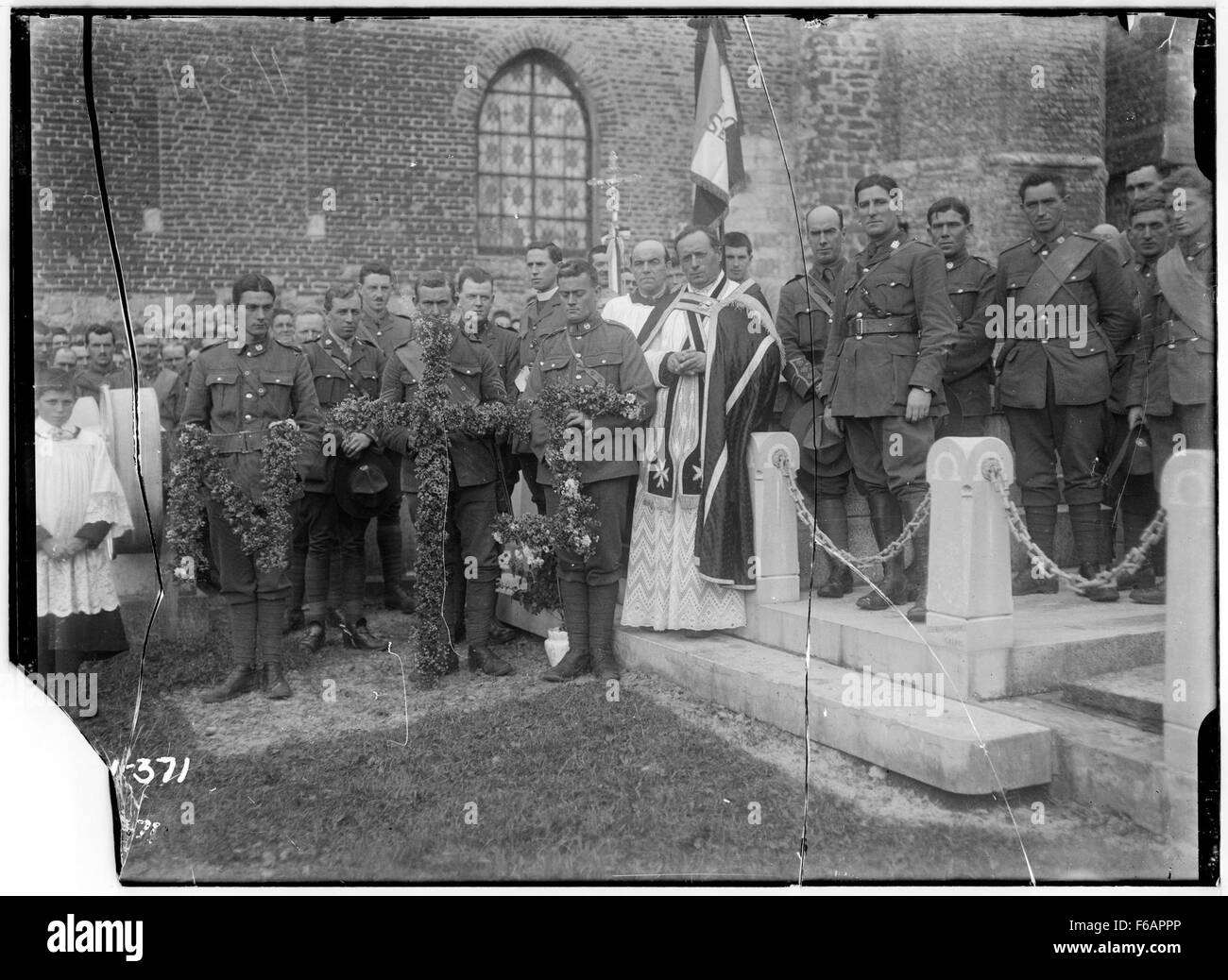 Cette image montre un service commémoratif le jour de toutes les âmes, une tradition observée pour honorer et prier pour les âmes des défunts. Le service a lieu dans un cimetière, avec une procession funèbre typique de la solennité de la journée. Banque D'Images