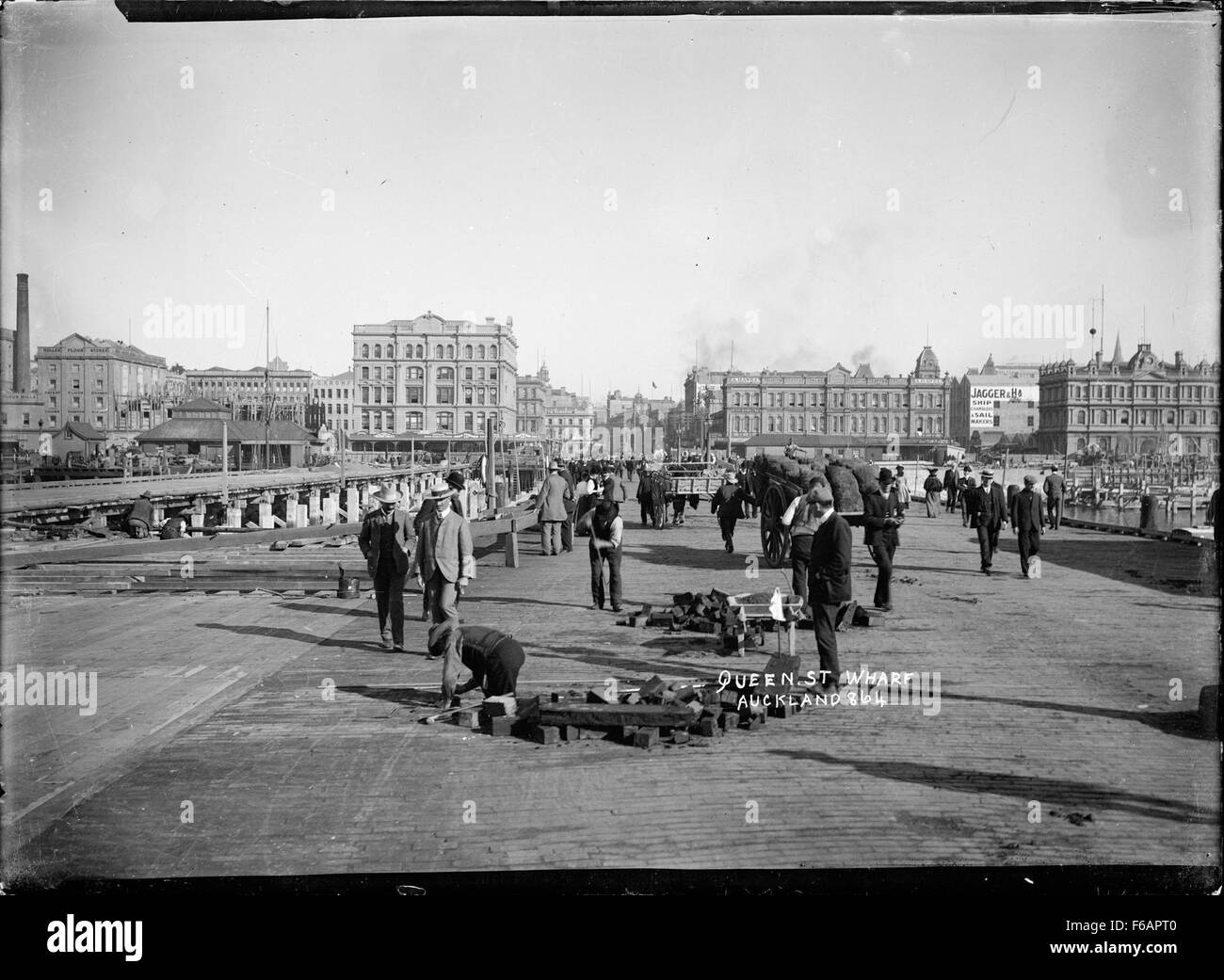 Une vue sur Queen Street Wharf à Auckland, mettant en valeur le port animé et le secteur riverain. L’image illustre l’activité maritime et la plaque tournante commerciale d’Auckland, l’un des plus grands ports de Nouvelle-Zélande, reflétant son importance dans le commerce et le transport. Banque D'Images