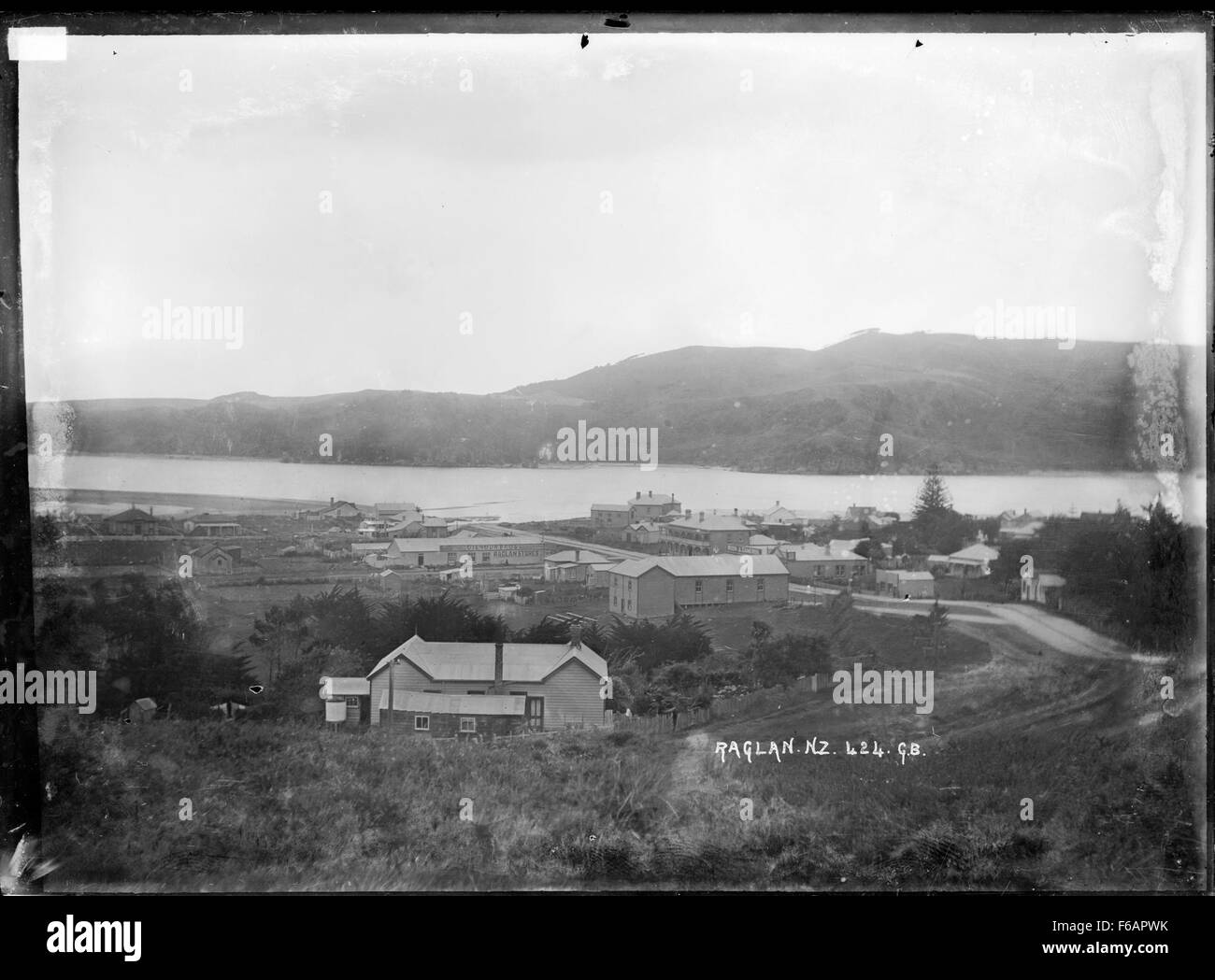 Cette photographie, prise vers 1911, offre une vue générale de Raglan, une ville du pays de Galles connue pour ses paysages pittoresques. L'image capture le charme de la vie galloise du début du XXe siècle et le caractère rural de la ville. Banque D'Images