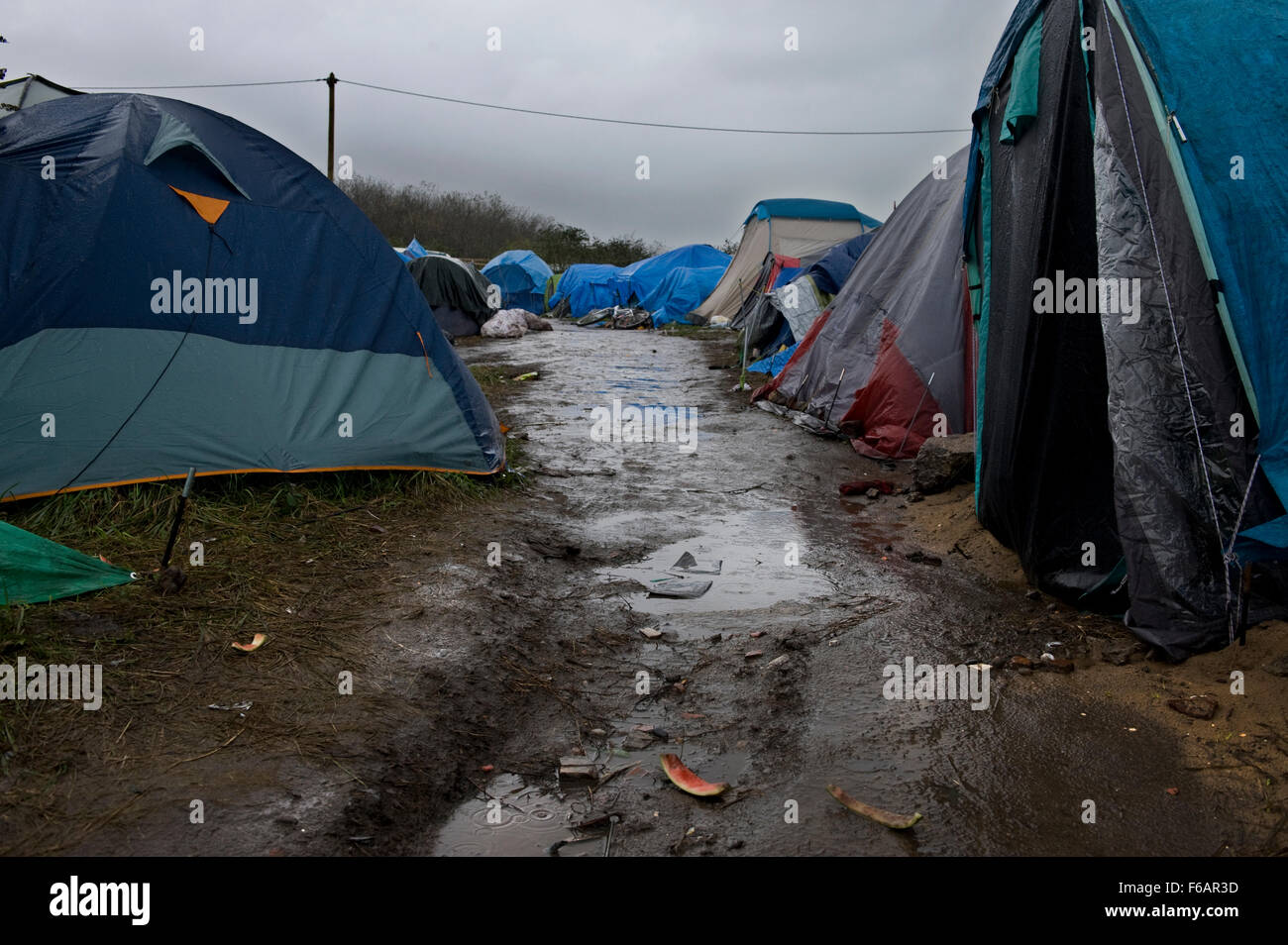 Calais, France. 14 novembre 2015. Des abris de fortune et des tentes lutte contre le temps pluvieux. Les abris sont entassés ensemble Banque D'Images