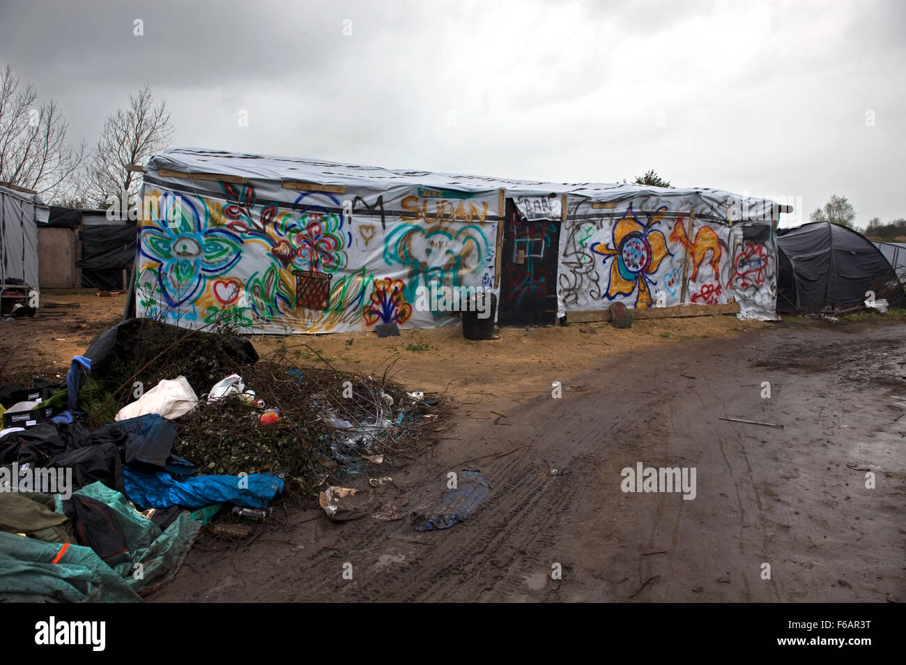 Calais, France. 14 novembre 2015. Bar dans le camp de réfugiés, la Jungle de Calais sous la pluie ©Becky Matthews Banque D'Images