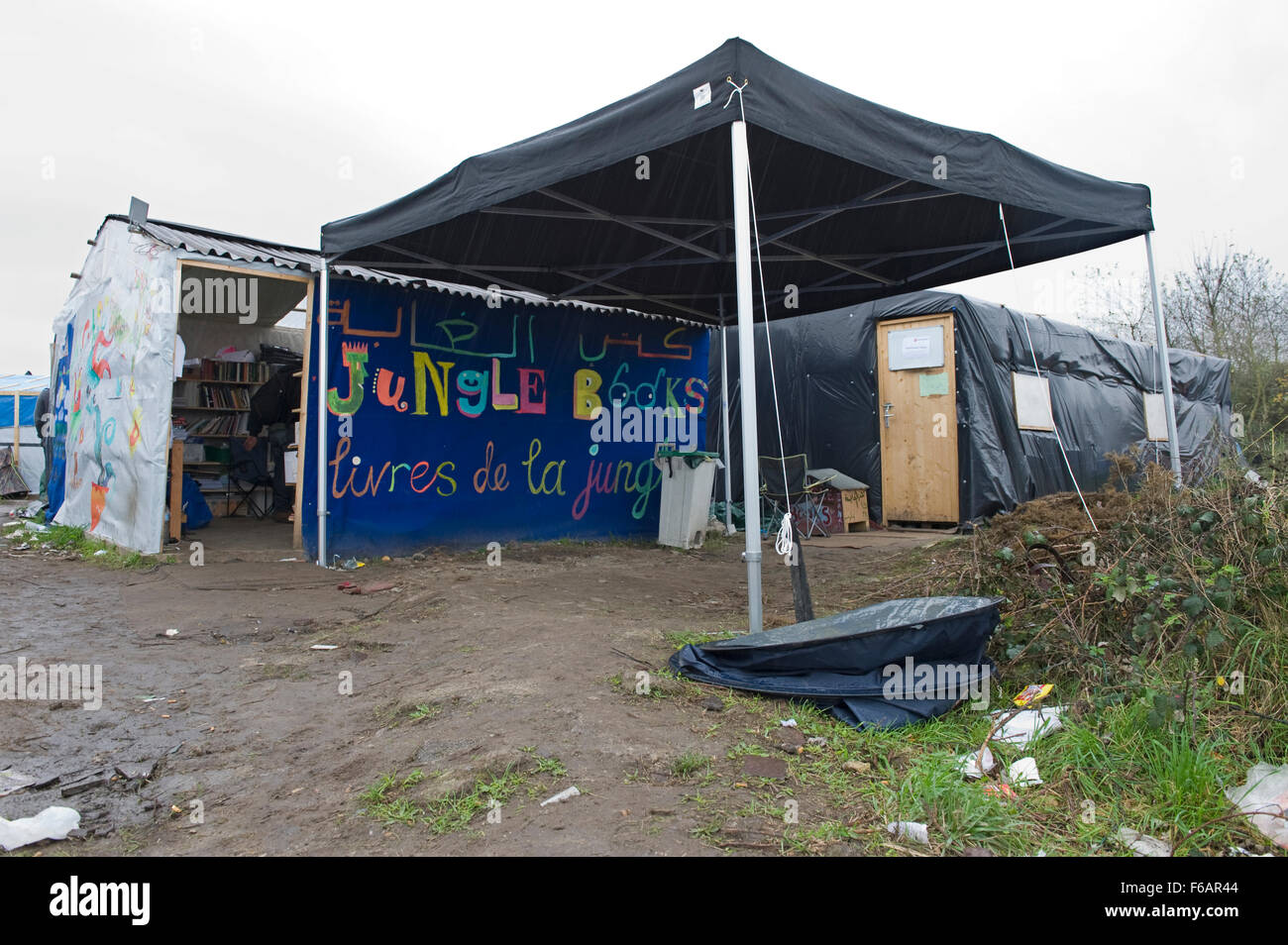 Calais, France. 14 novembre 2015. Jungle Books, la bibliothèque dans le camp de réfugiés, la Jungle de Calais sous la pluie ©Becky Matthews Banque D'Images
