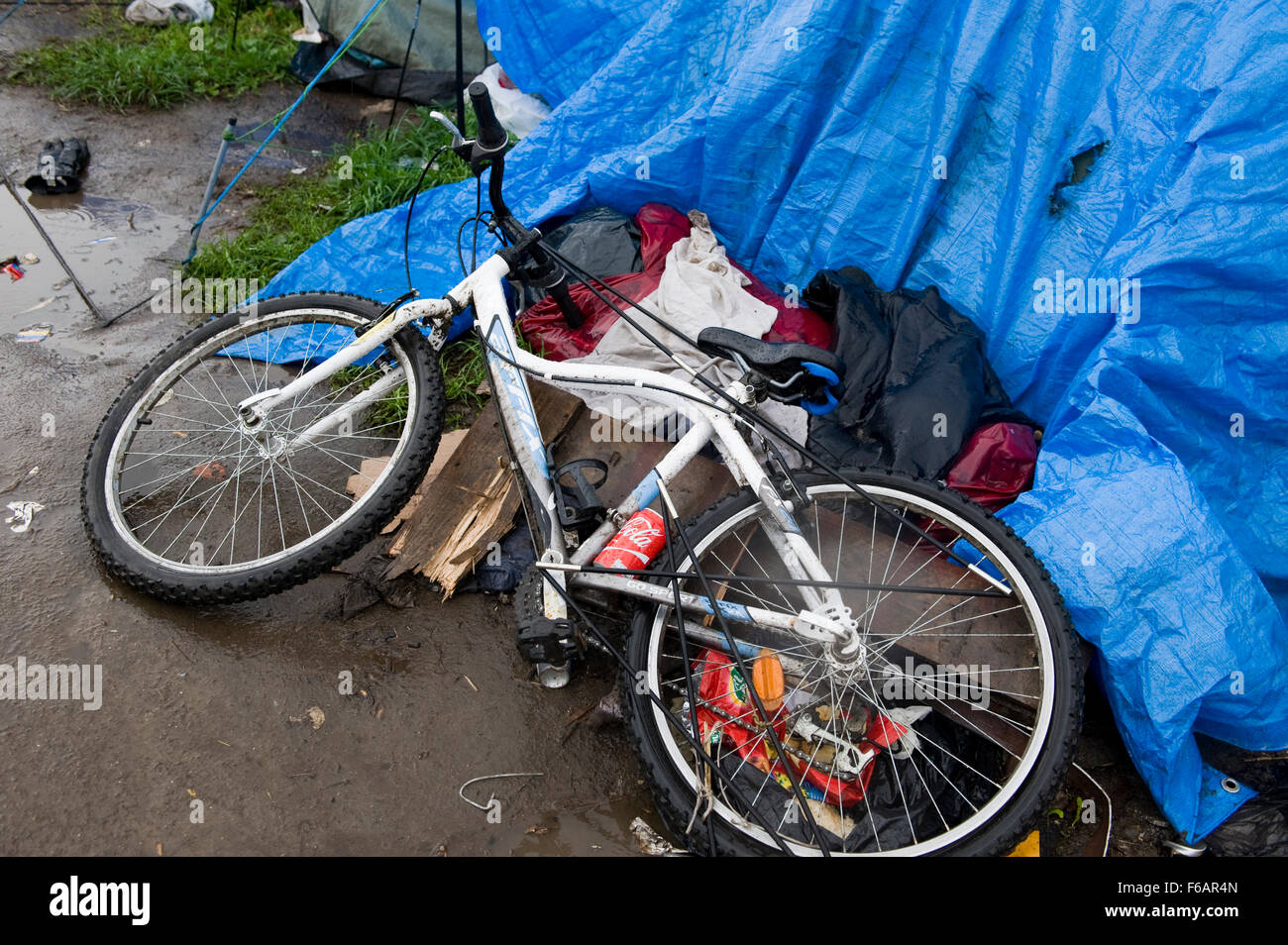 Calais, France. 14 novembre 2015. Les scènes dans le camp de réfugiés, la Jungle de Calais sous la pluie ©Becky Matthews Banque D'Images