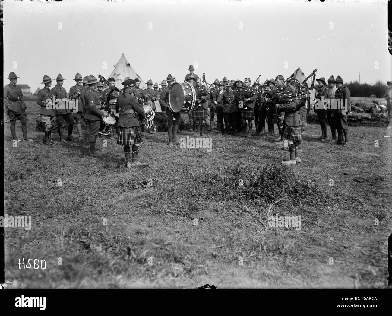 Cette photo capture l'orchestre régimentaire d'Auckland se produisant en France, mettant en valeur leur performance musicale et leur histoire militaire alors qu'ils participent à un événement culturel pendant leur service. Banque D'Images