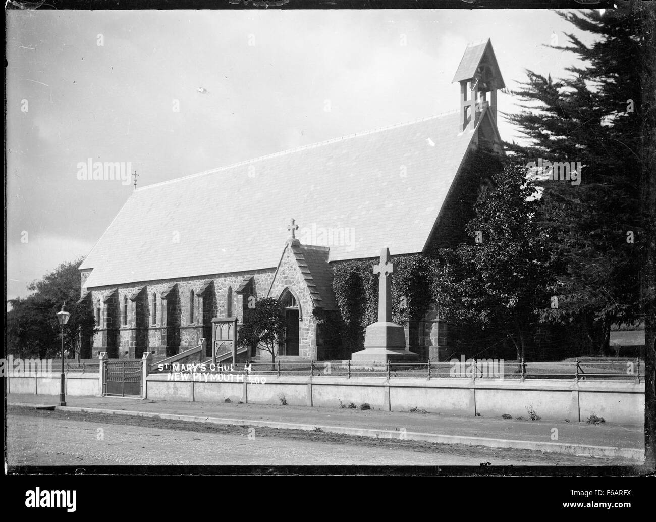Mary's Church à New Plymouth, Nouvelle-Zélande, est une église anglicane historique connue pour sa belle architecture et son emplacement serein. L'église, construite au 19ème siècle, présente un style néo-gothique, avec des vitraux complexes et une atmosphère paisible, ce qui en fait un point de repère dans la ville. Banque D'Images