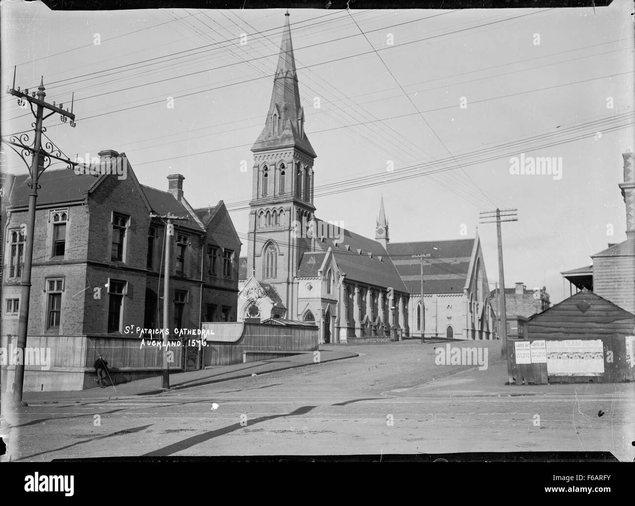 La cathédrale de Patrick d'Auckland, en Nouvelle-Zélande, est un exemple important de l'architecture néo-gothique, achevée en 1909. Il est connu pour ses vitraux complexes et son importance historique en tant que site religieux majeur de la ville. Banque D'Images