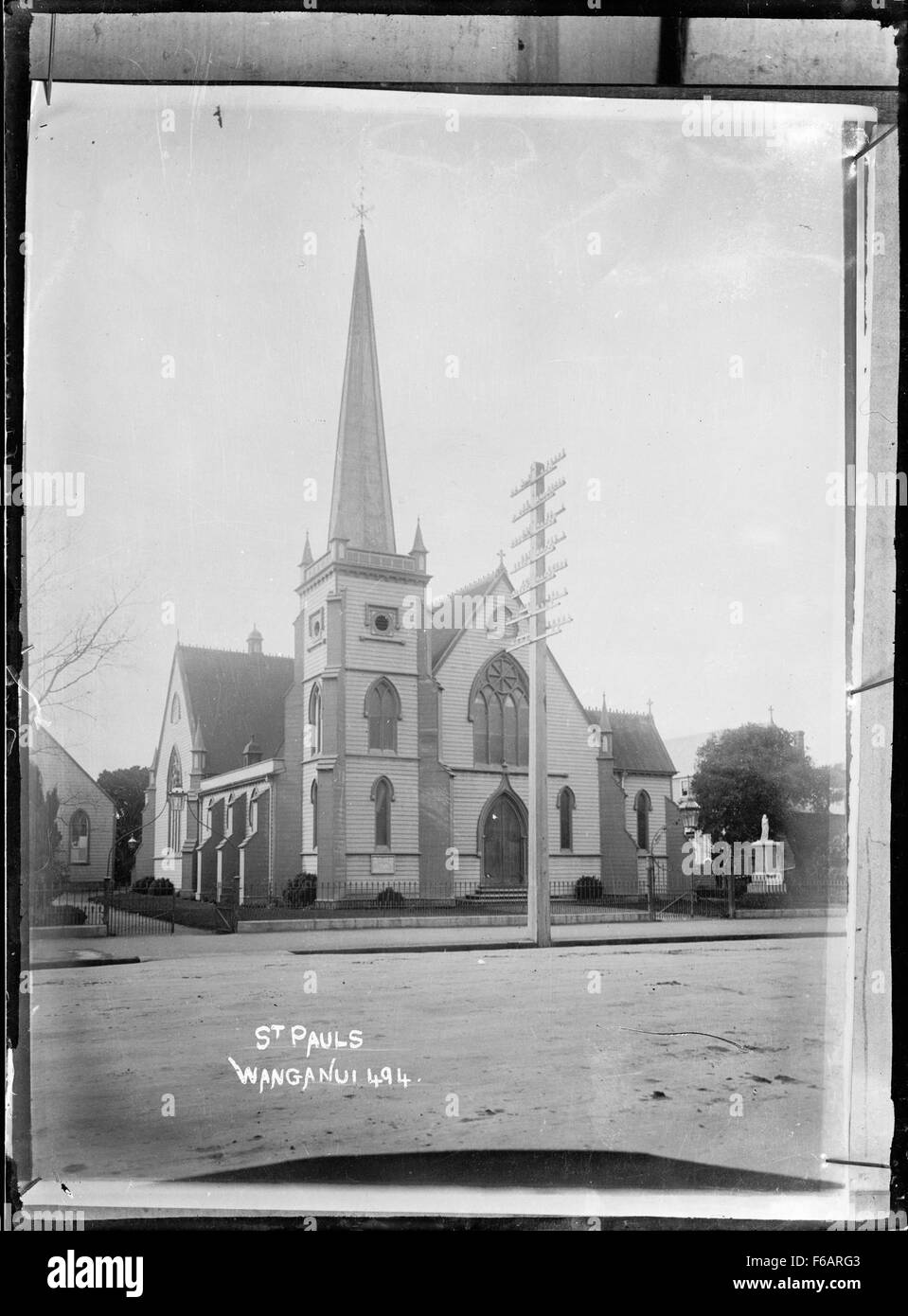 L'église presbytérienne de Paul à Wanganui, en Nouvelle-Zélande, est un exemple notable de l'architecture des églises du début du XXe siècle. Sa conception présente des éléments gothiques traditionnels, avec une flèche imposante et de grands vitraux, reflétant l'intérêt spirituel et communautaire de la région. Banque D'Images