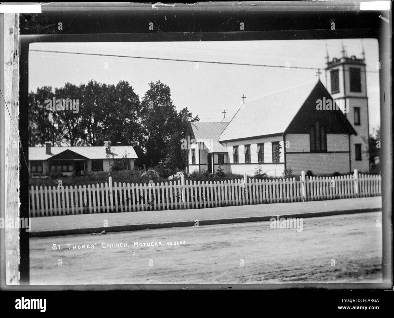 L'église Thomas – à Motueka est une église anglicane historique située en Nouvelle-Zélande. La conception de l'église présente une architecture néo-gothique traditionnelle, avec ses grandes flèches et ses vitraux complexes, représentant à la fois l'importance historique et religieuse dans la région. Banque D'Images