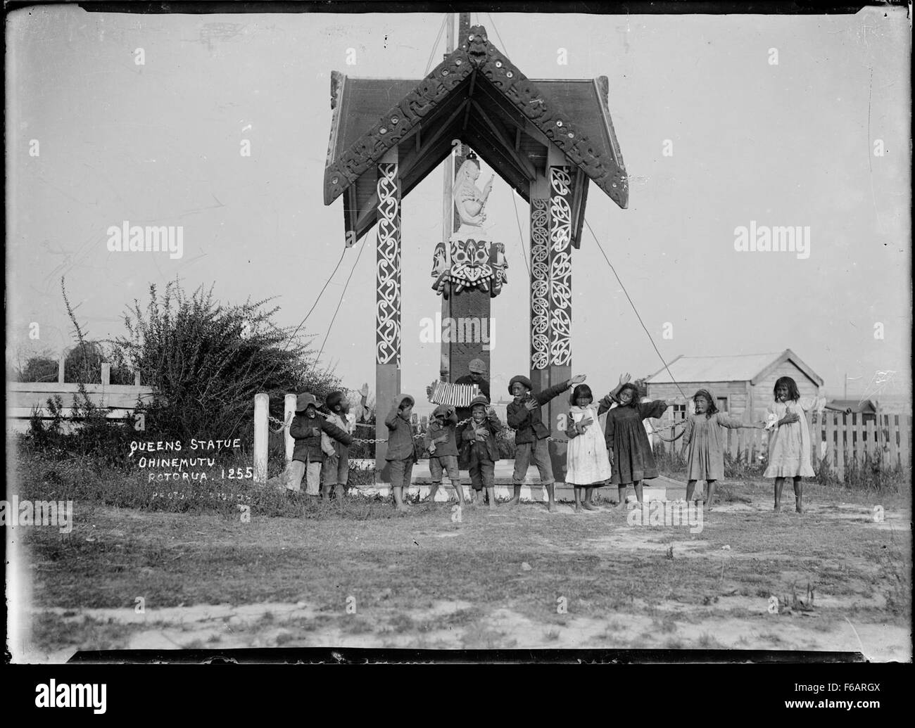 Photographie de la statue de la reine Victoria située à Ohinemutu, Nouvelle-Zélande. La statue commémore le règne de la reine Victoria et constitue un important monument historique et culturel de la région. Banque D'Images