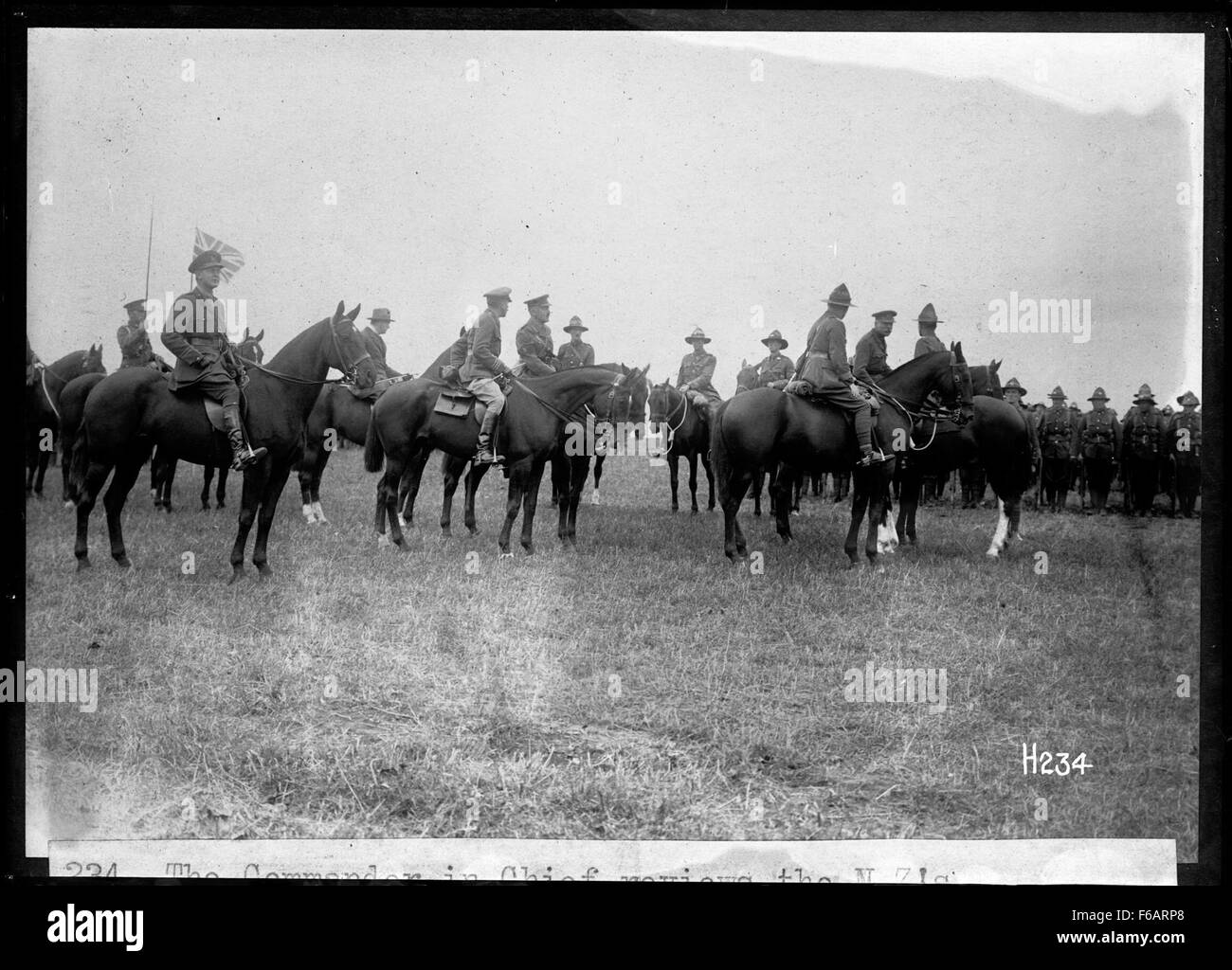 Photographie du commandant en chef examinant un groupe de soldats néo-zélandais. L'image capture l'inspection officielle lors d'un événement militaire, mettant en vedette les soldats en uniforme. Banque D'Images