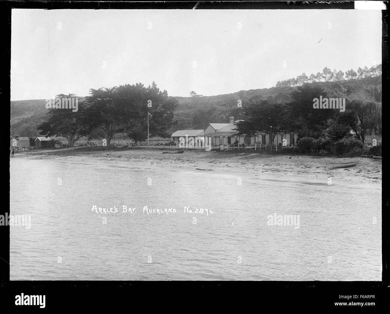 Arkle’s Bay House est une propriété résidentielle située à Arkles Bay, à Auckland, connue pour ses vues panoramiques sur la baie et les paysages naturels environnants. La maison est un élément important dans la région, offrant un mélange d'architecture moderne avec le charme côtier de la rive nord d'Auckland. Banque D'Images Arkle’s Bay House est une propriété résidentielle située à Arkles Bay, à Auckland, connue pour ses vues panoramiques sur la baie et les paysages naturels environnants. La maison est un élément important dans la région, offrant un mélange d'architecture moderne avec le charme côtier de la rive nord d'Auckland. Banque D'Images
