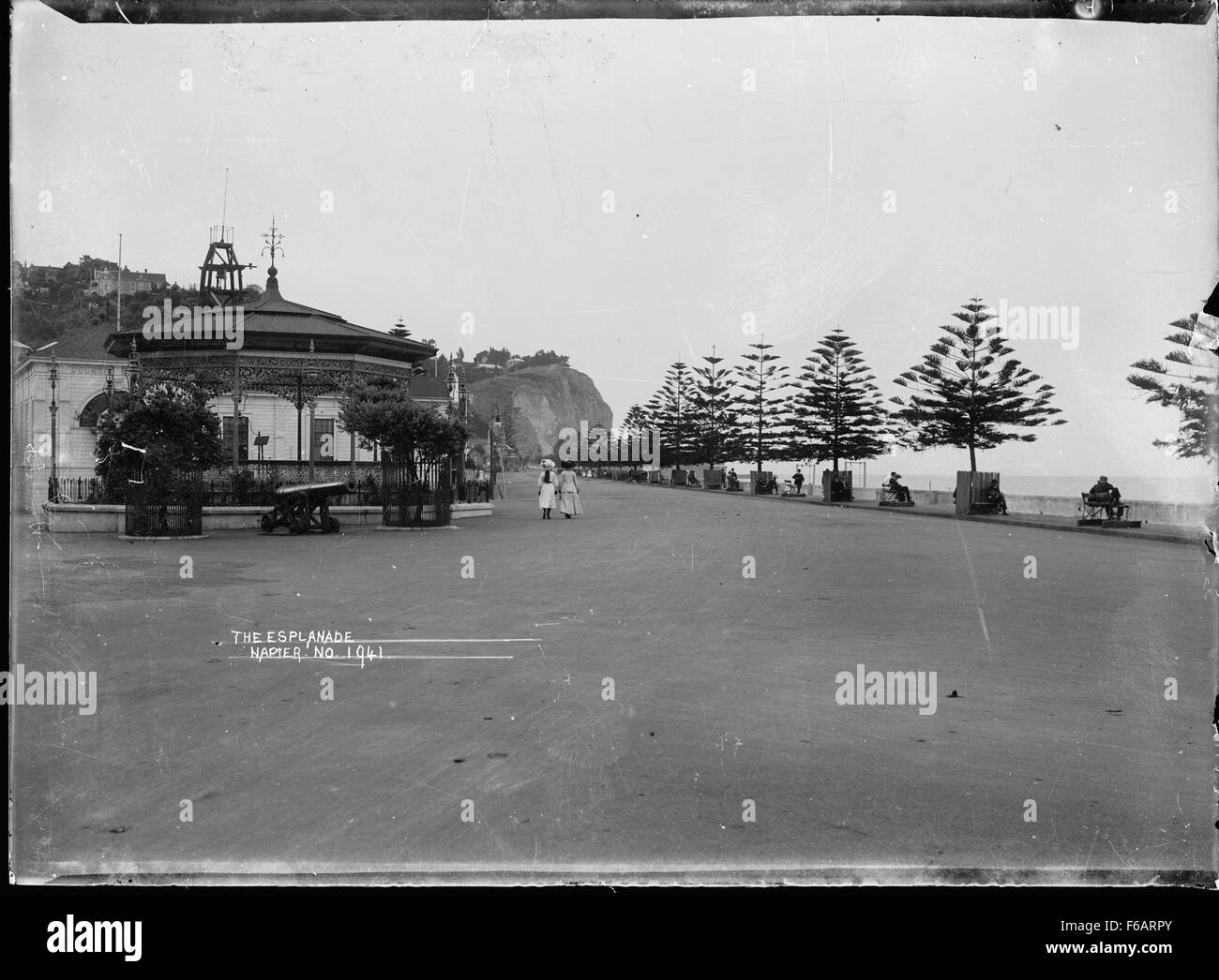 L'Esplanade, également connue sous le nom de Marine Parade, à Napier, en Nouvelle-Zélande, est représentée sur cette photographie. Connue pour ses vues panoramiques sur la côte et son architecture Art déco, cette région représente le patrimoine dynamique et la beauté de la communauté balnéaire de Napier. Banque D'Images