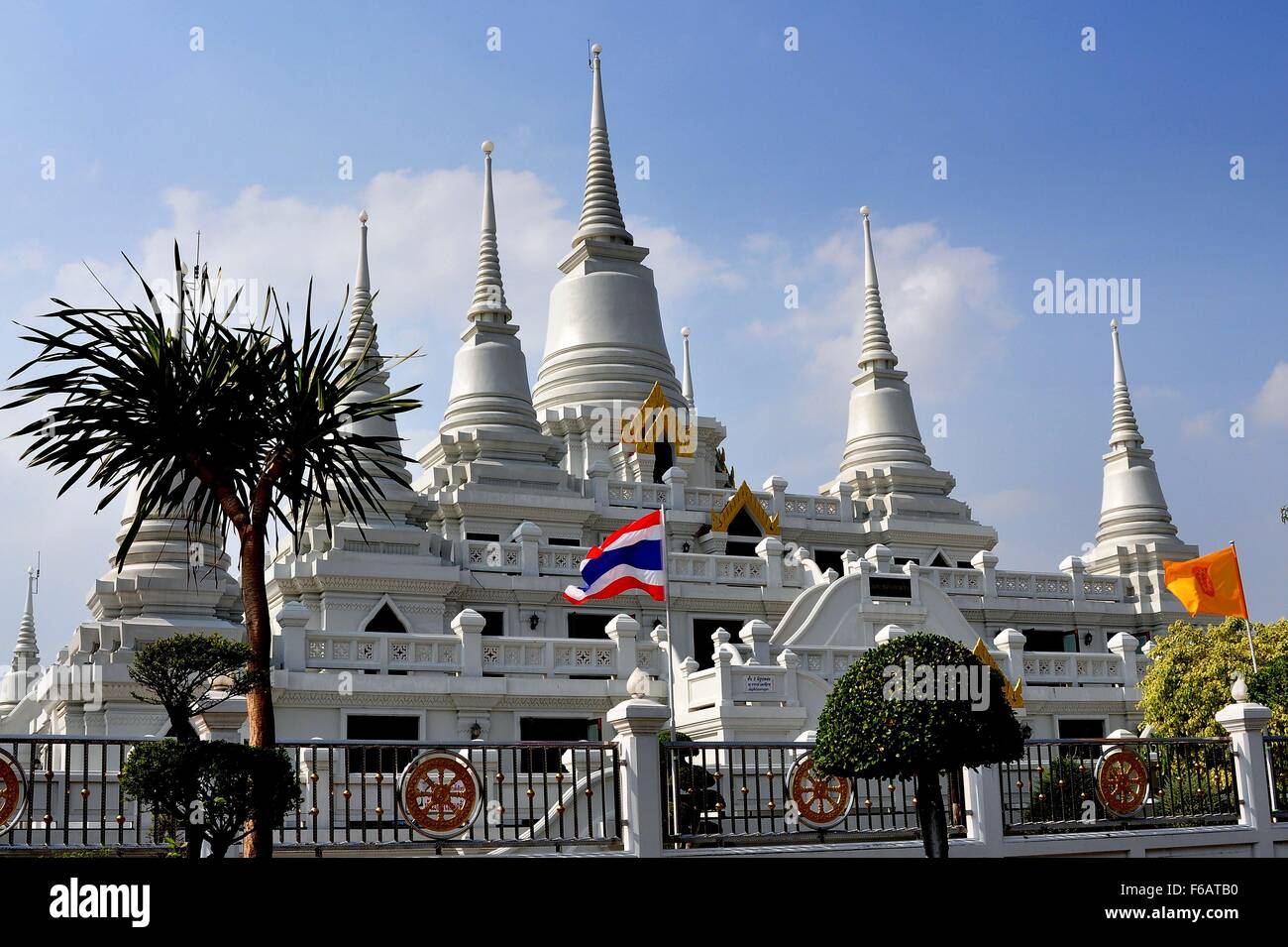 Samut Prakan, Thaïlande : Le Wat blanc brillant d'Asoke avec ses sept Chedis annelés avec spires Banque D'Images