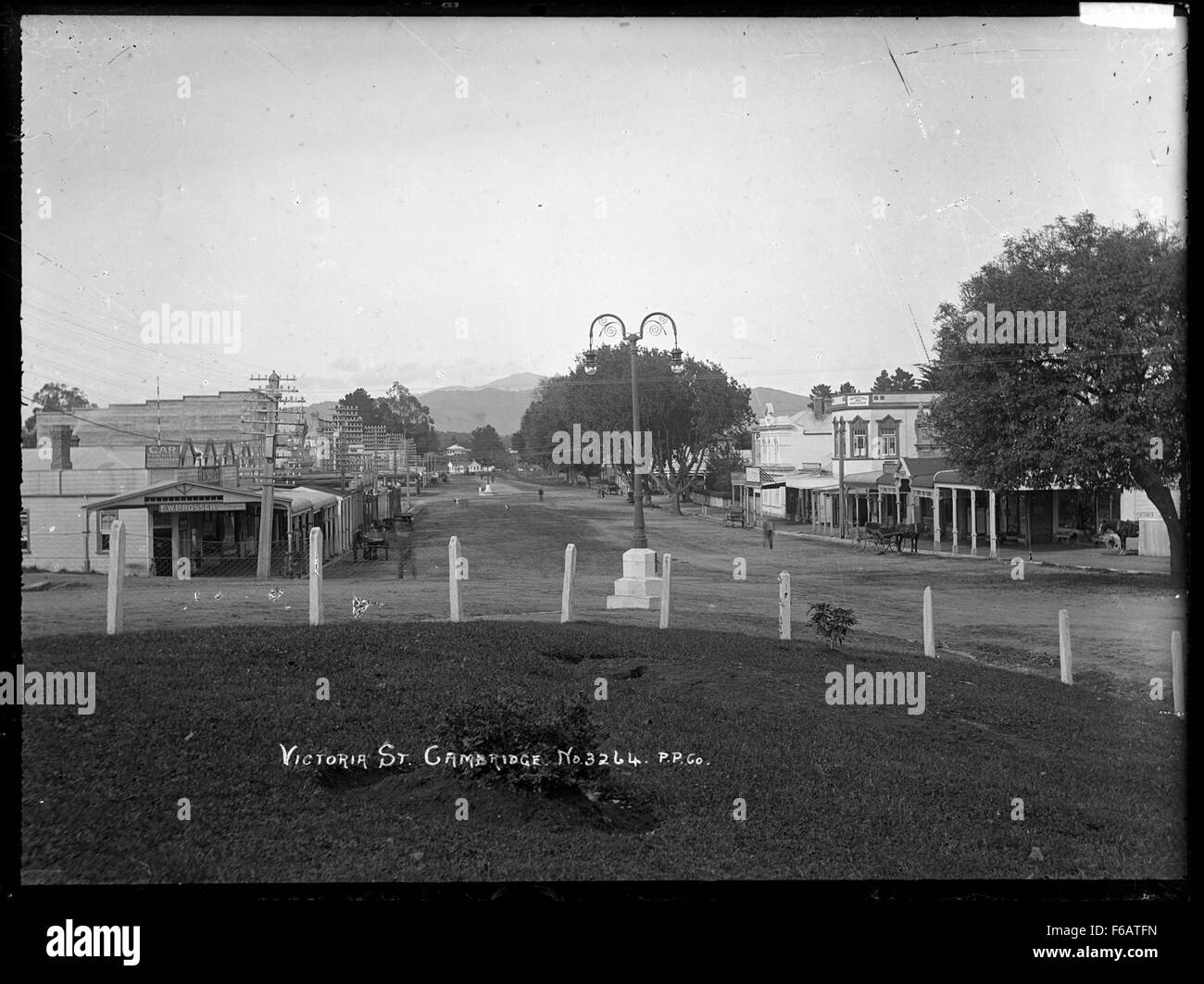 Cette photographie capture Victoria Street à Cambridge, en Angleterre. L'image met en valeur l'architecture et l'ambiance de cette rue emblématique, connue pour son mélange d'éléments historiques et contemporains, et sa place dans la vie académique et culturelle dynamique de la ville. Banque D'Images
