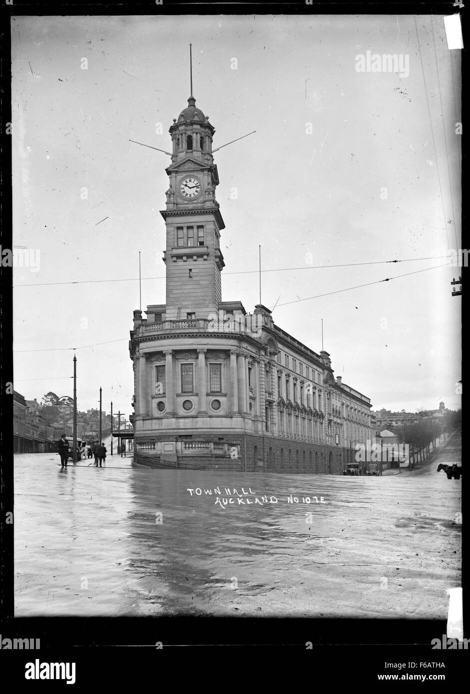Une vue sur l'hôtel de ville d'Auckland, un bâtiment emblématique au cœur d'Auckland, en Nouvelle-Zélande. Connu pour sa grande architecture, il sert de lieu majeur pour des concerts, des événements et des rassemblements urbains. Banque D'Images