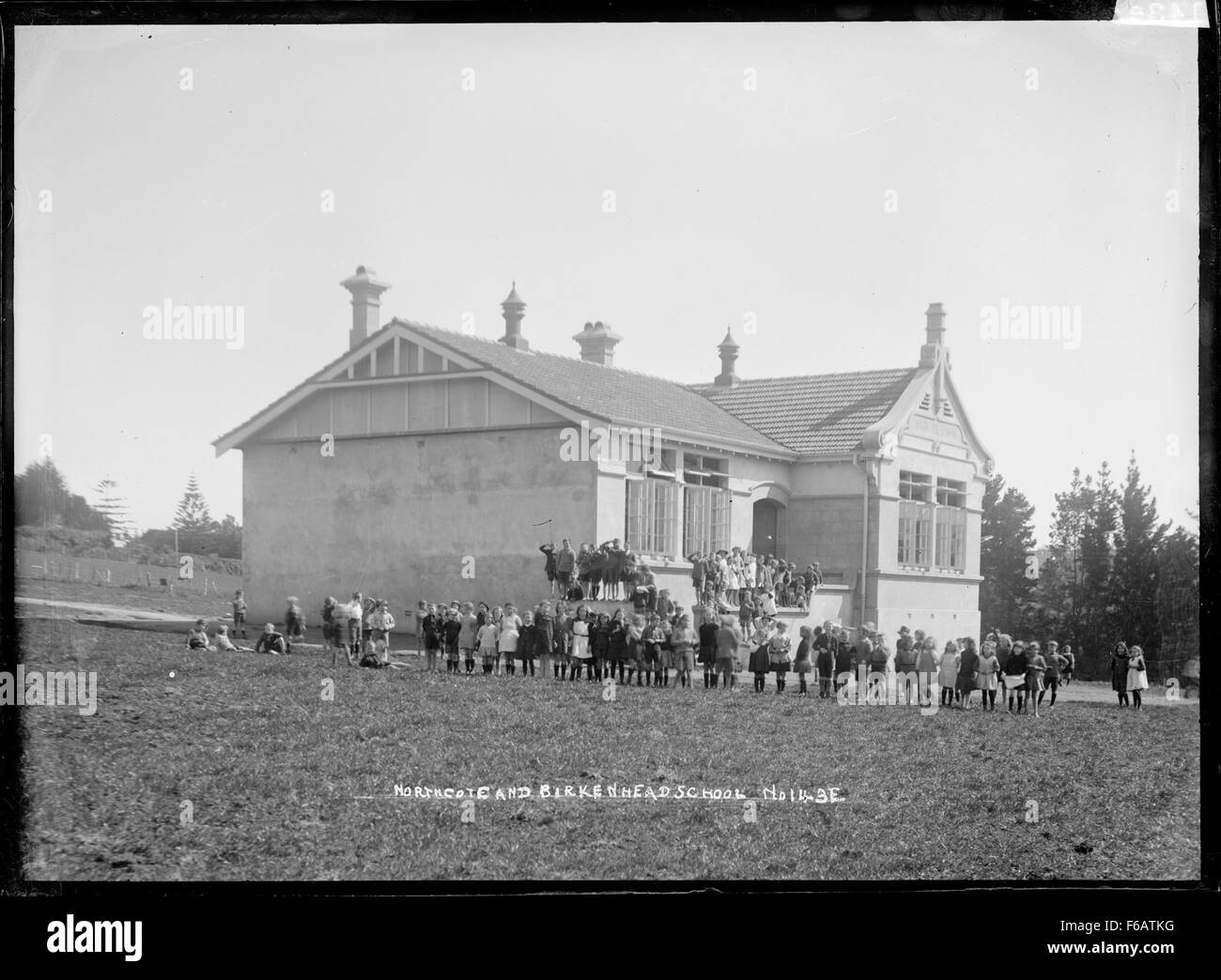 Une vue panoramique sur Northcote et Birkenhead School à Auckland, capturant les environs naturels et les bâtiments scolaires. L'emplacement est connu pour son importance éducative dans la région d'Auckland. Banque D'Images