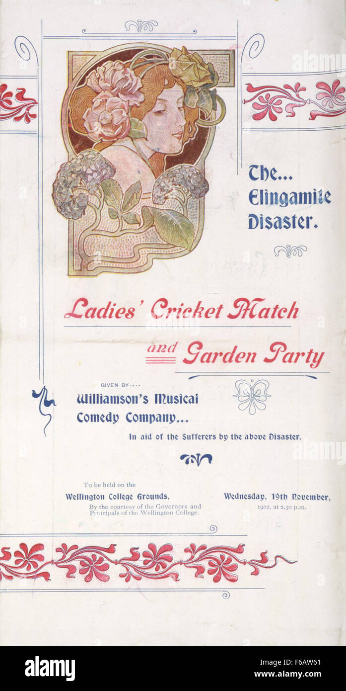 Cette scène capture la performance de la *Williamson's musical Comedy Company*, avec un clin d'œil ludique à la catastrophe d'Elingamite et un match de cricket féminin. Il mêle événements historiques et divertissements dans le théâtre du début du XXe siècle, offrant un aperçu de la culture populaire de l'époque. Banque D'Images