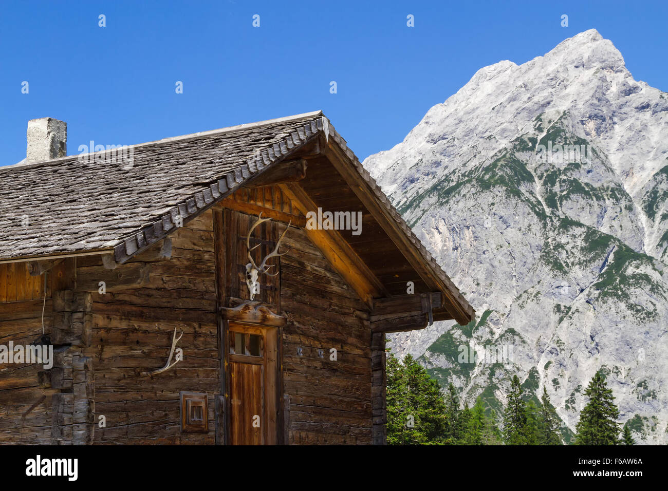 Scène rurale de Montagne wit et vieux chalet de montagne Banque D'Images