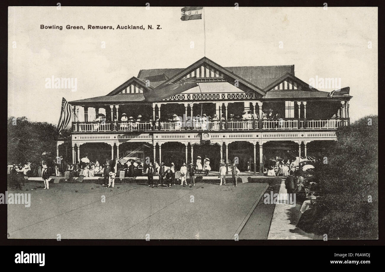 Cette carte postale vintage représente Bowling Green, situé à Remuera, Auckland, Nouvelle-Zélande, à l'époque du Dominion de Nouvelle-Zélande. L'image offre un aperçu du paysage local et des caractéristiques architecturales de la région au début du XXe siècle. Banque D'Images