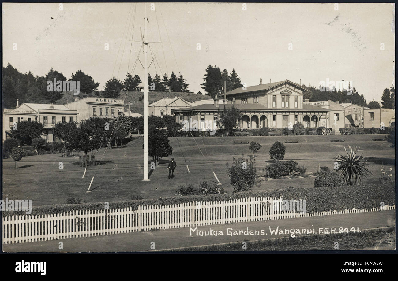 Cette carte postale vintage représente les jardins Moutoa à Wanganui, en Nouvelle-Zélande, mettant en valeur le site historique dans le cadre du Dominion de Nouvelle-Zélande. L'image souligne la beauté et l'importance culturelle des jardins. Banque D'Images
