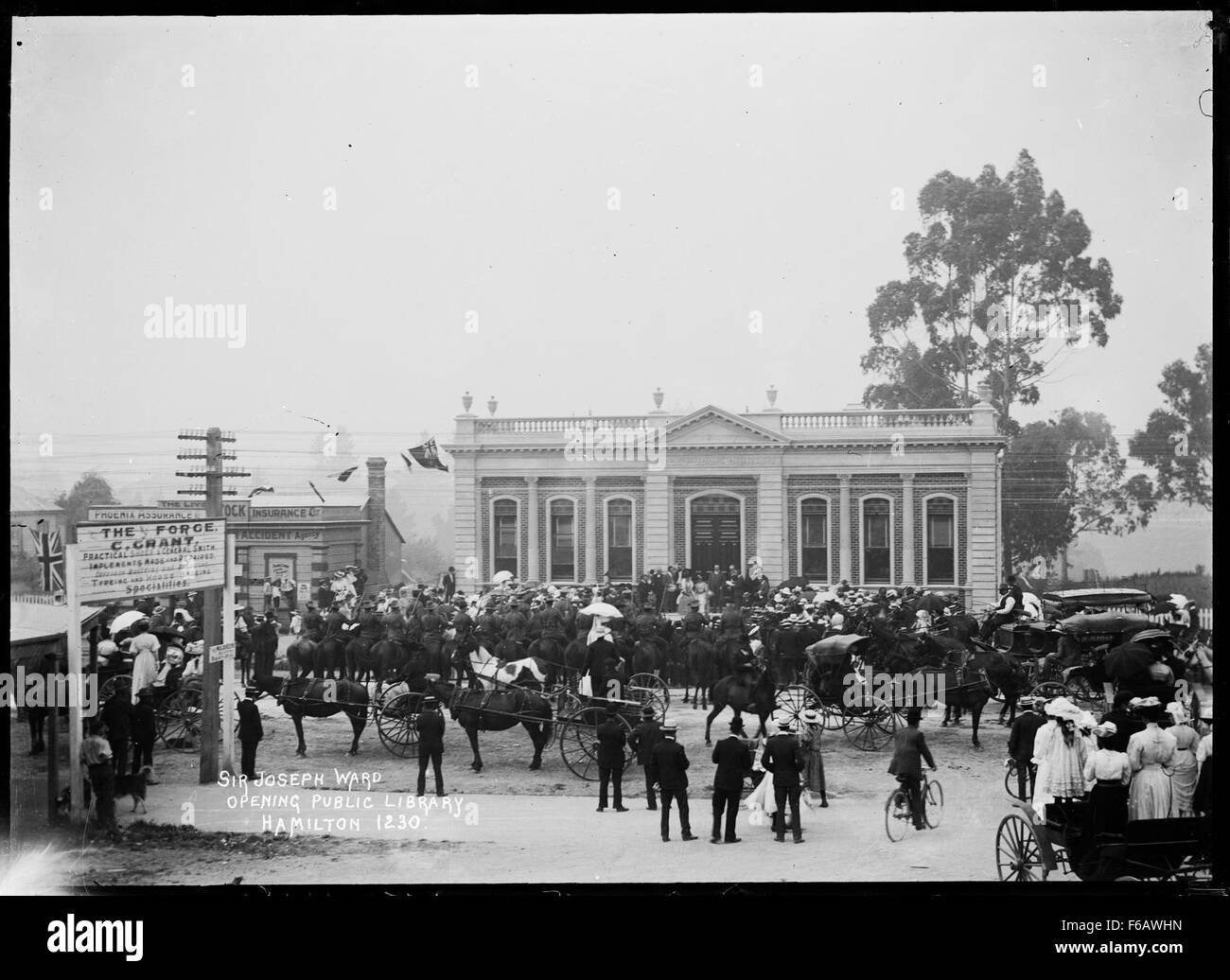Cette photographie montre une foule nombreuse réunie à l'extérieur de la bibliothèque publique de Hamilton, reflétant un événement ou un rassemblement public. L’image capture la conception architecturale du bâtiment, en mettant l’accent sur sa grande structure et les personnes qui s’y engagent. Cette scène souligne l'importance des bibliothèques publiques en tant que carrefours communautaires. Banque D'Images