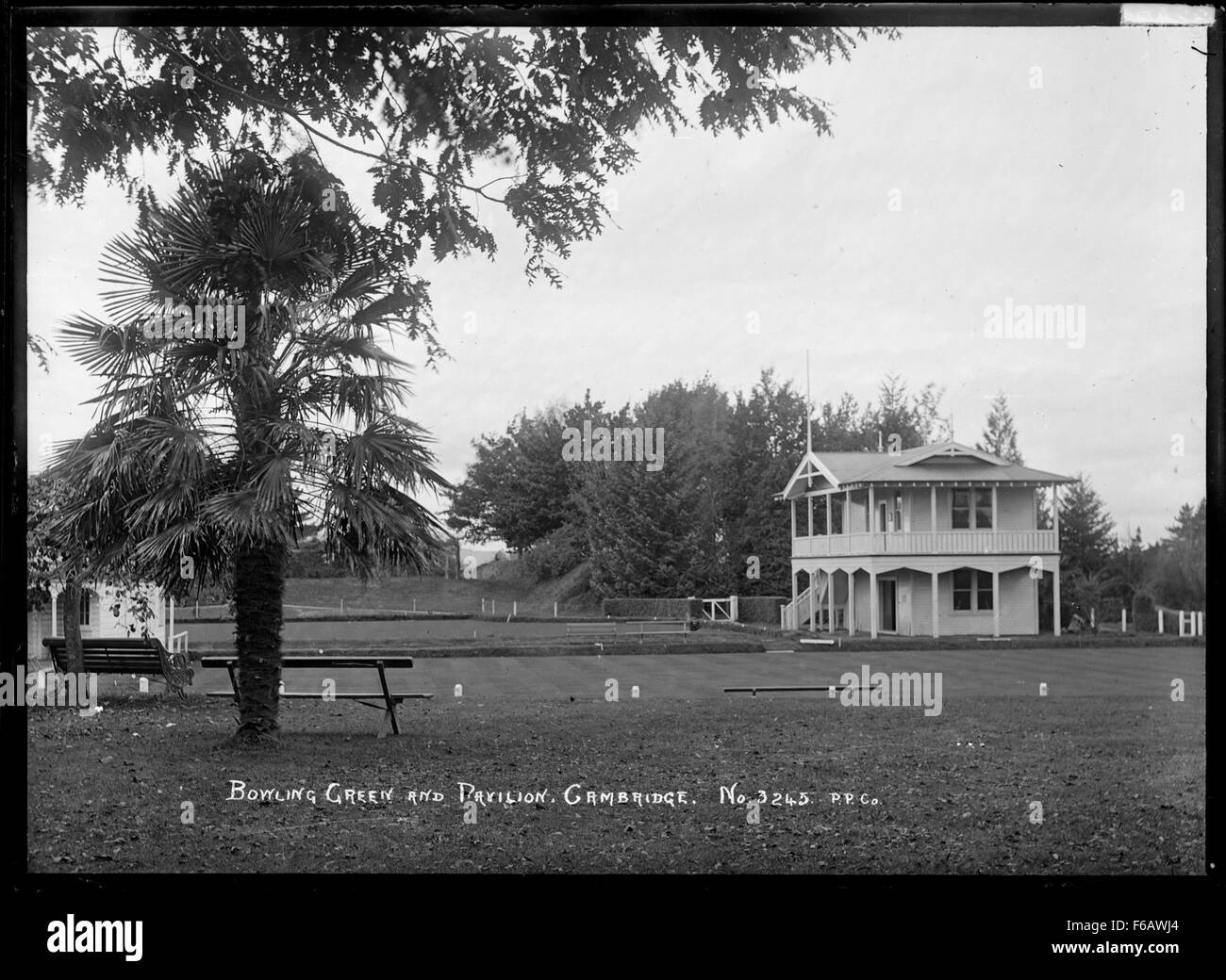 Une vue historique d'un terrain de bowling et pavillon à Cambridge des années 1920 La scène reflète les activités de loisirs du début du XXe siècle et les styles architecturaux de l'époque. Banque D'Images