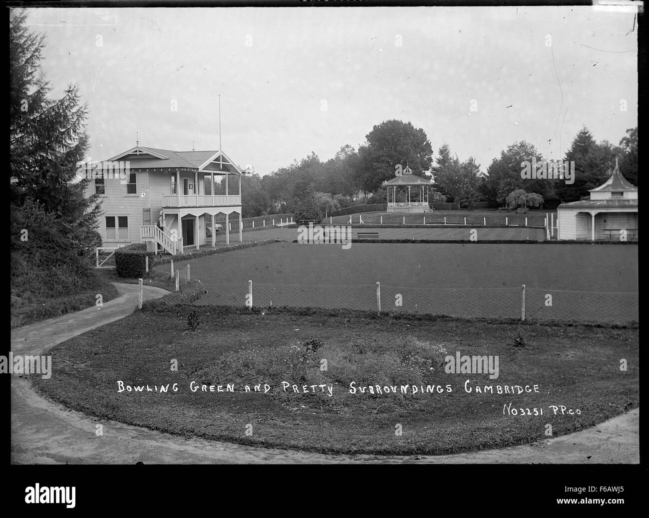 Une photographie du bowling green de Cambridge des années 1920 L'image capture l'activité de loisirs et l'environnement serein du vert dans une ville universitaire historique. Banque D'Images