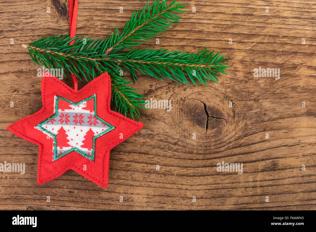 Décoration de Noël traditionnel avec des branches de sapin sur fond de bois Banque D'Images