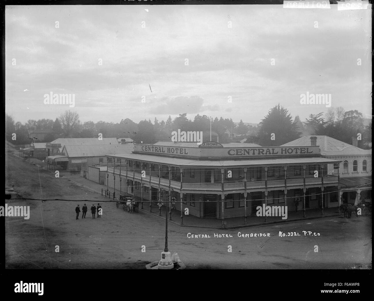 La photographie du Central Hotel à Cambridge, vers 1915, présente une vue historique de ce bâtiment emblématique. Il reflète l'architecture et l'atmosphère sociale du début du XXe siècle à Cambridge, mettant l'accent sur le design et la structure de l'hôtel. Banque D'Images