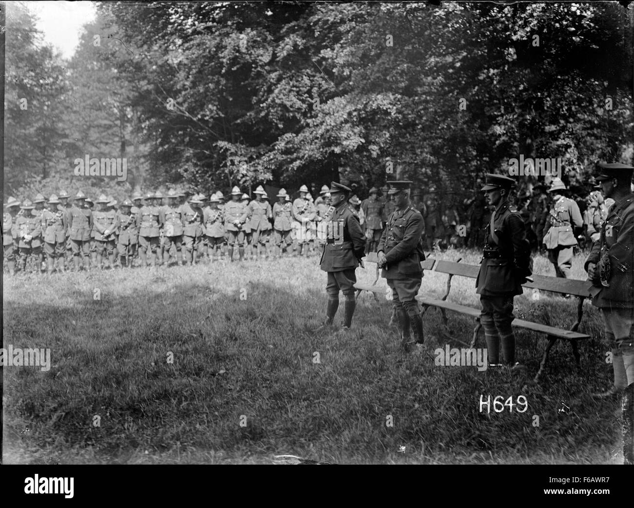 Défilé de l'église au quartier général divisionnaire dans Bus-les-Artois, la Première Guerre mondiale Banque D'Images
