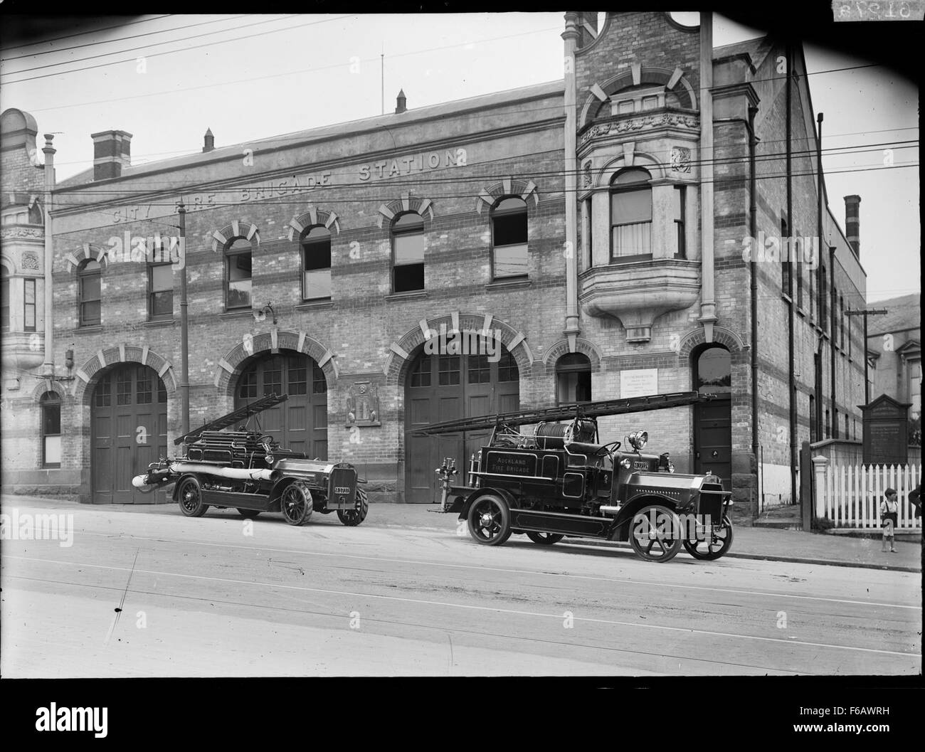 Cette photographie montre la City Fire Brigade Station à Auckland, en Nouvelle-Zélande, avec des pompiers stationnés à l'extérieur. Il reflète le rôle du service d’incendie dans la sécurité urbaine et ses équipements au début du XXe siècle. Banque D'Images
