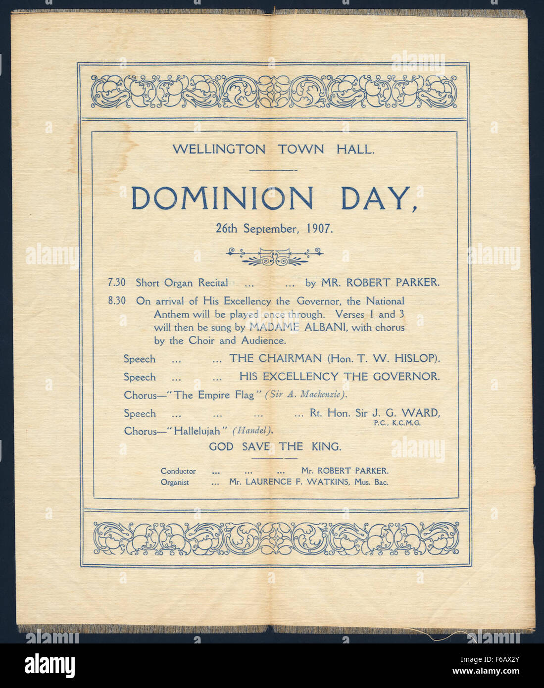 Ce programme de la célébration de la fête du Dominion à l'hôtel de ville de Wellington le 26 septembre 1907 offre un aperçu des activités culturelles et civiques de la Nouvelle-Zélande du début du XXe siècle. L'événement comprenait probablement des discours, des spectacles et des célébrations publiques d'importance nationale. Banque D'Images