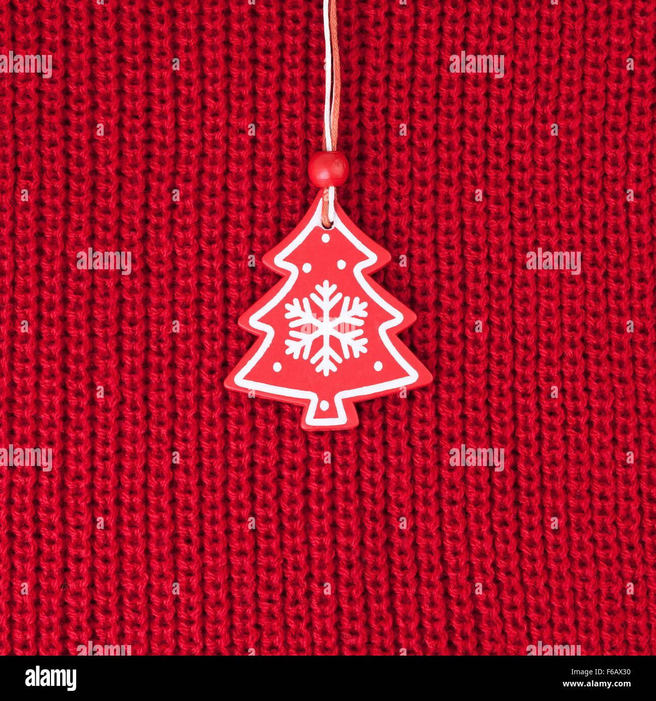 Décoration d'arbre de Noël au tricot de laine rouge Banque D'Images