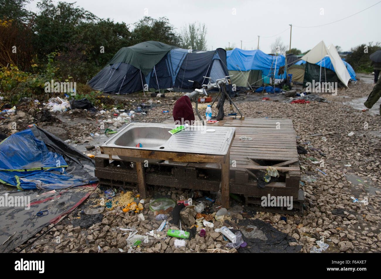 Calais, France. 14 novembre 2015. Les scènes dans le camp de réfugiés, la Jungle de Calais sous la pluie ©Becky Matthews Banque D'Images