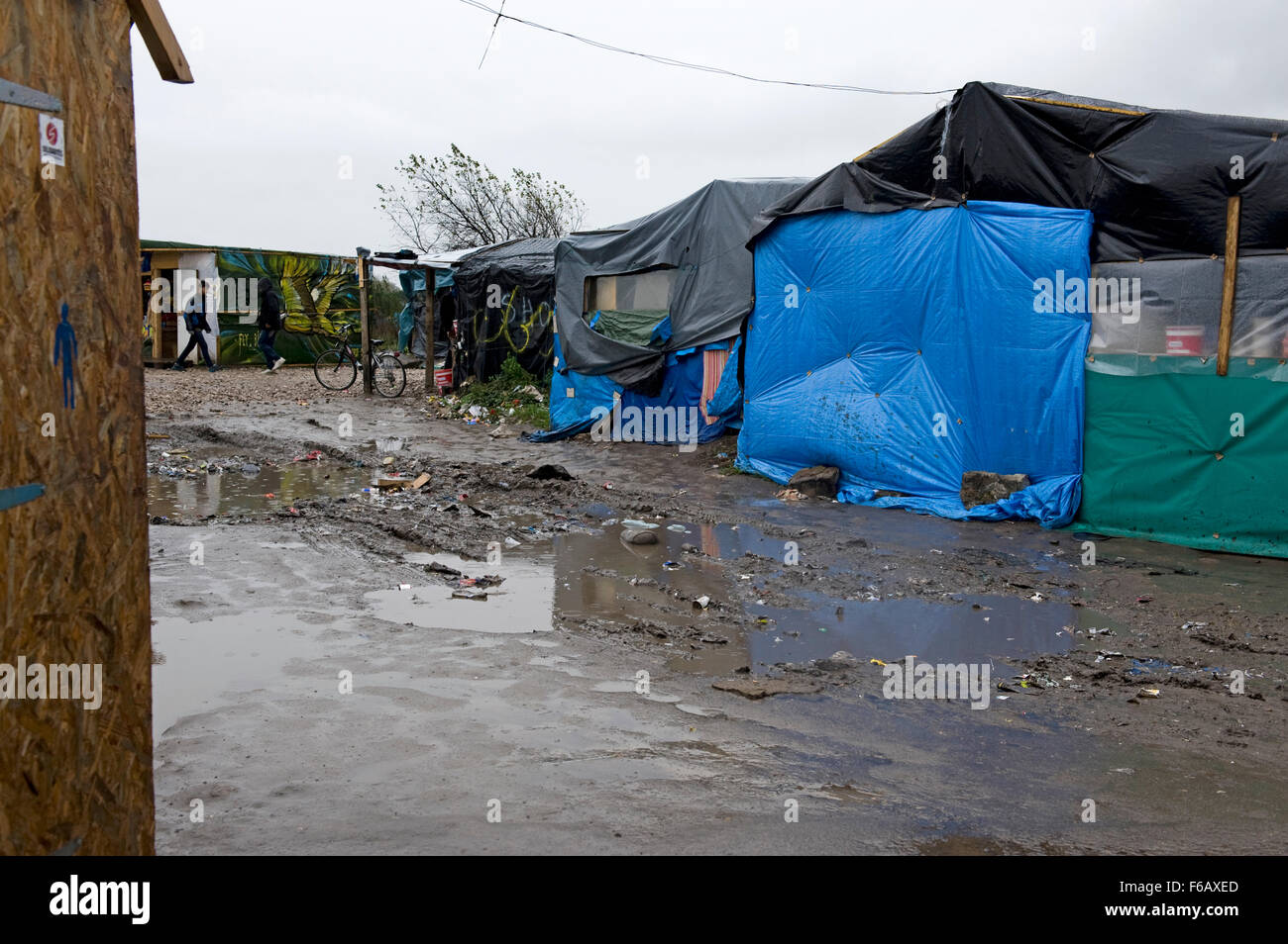 Calais, France. 14 novembre 2015. Des abris de fortune et des tentes lutte contre le temps pluvieux. Les abris sont entassés ensemble Banque D'Images