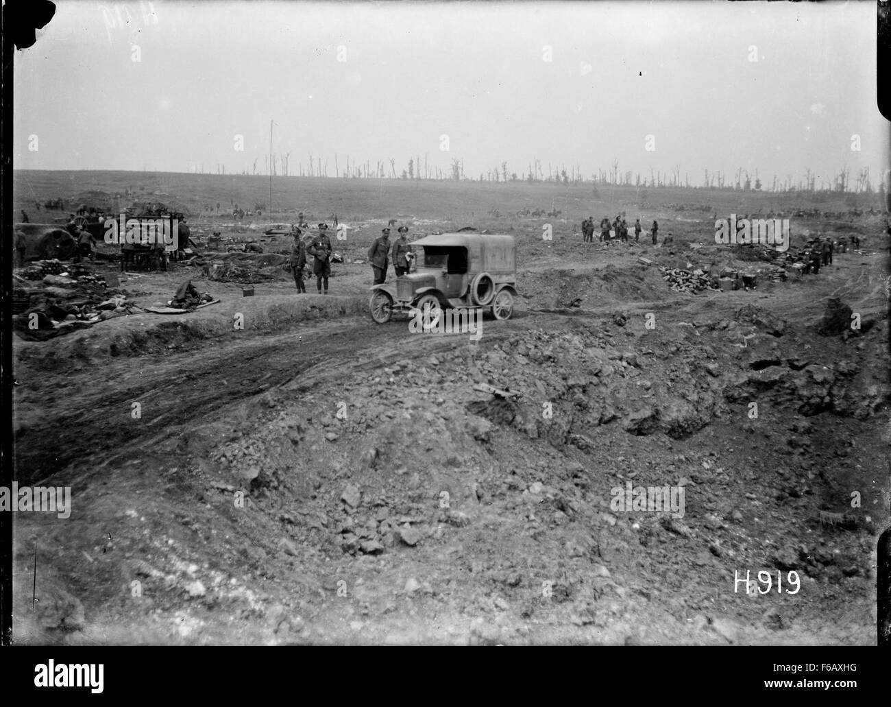 Cette photo représente une voiture à moteur passant par un grand trou de coquille, un rappel dramatique de la dévastation laissée par la guerre. L'image a été capturée pendant une période d'occupation militaire, peut-être pendant la première Guerre mondiale Banque D'Images