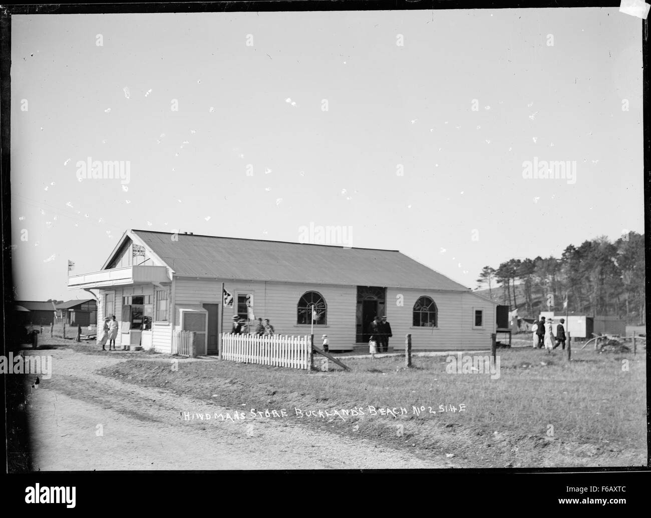 Cette photographie capture le charmant magasin Hindman's Store, situé à Bucklands Beach à Auckland, en Nouvelle-Zélande. Le magasin est un point de repère historique au sein de la communauté, offrant un aperçu de l'architecture et de l'histoire locales. Banque D'Images