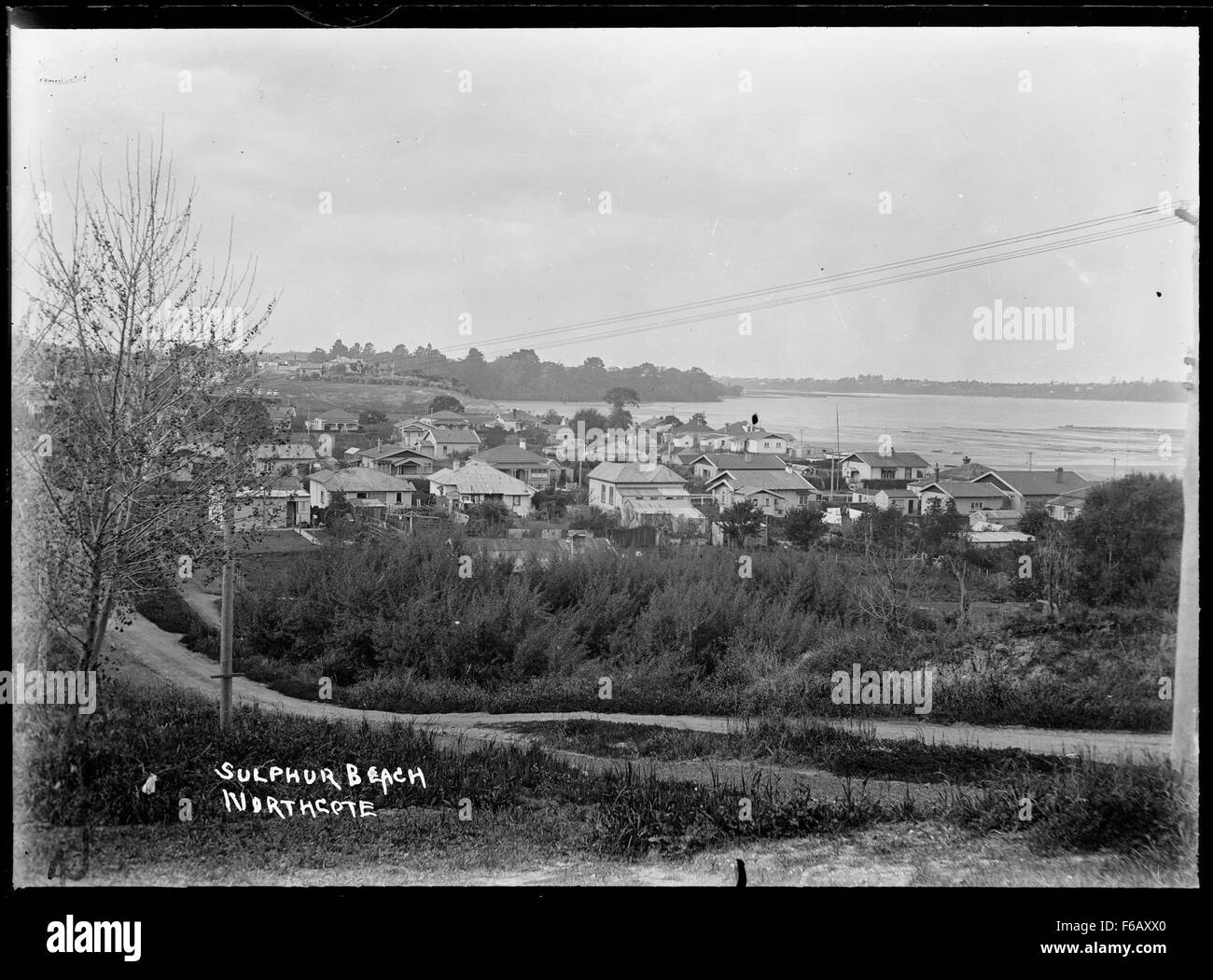 Cette photographie capture les maisons situées à Sulphur Beach à Northcote, Auckland, offrant un aperçu de la vie côtière et de l'architecture de la région en Nouvelle-Zélande. Banque D'Images Cette photographie capture les maisons situées à Sulphur Beach à Northcote, Auckland, offrant un aperçu de la vie côtière et de l'architecture de la région en Nouvelle-Zélande. Banque D'Images