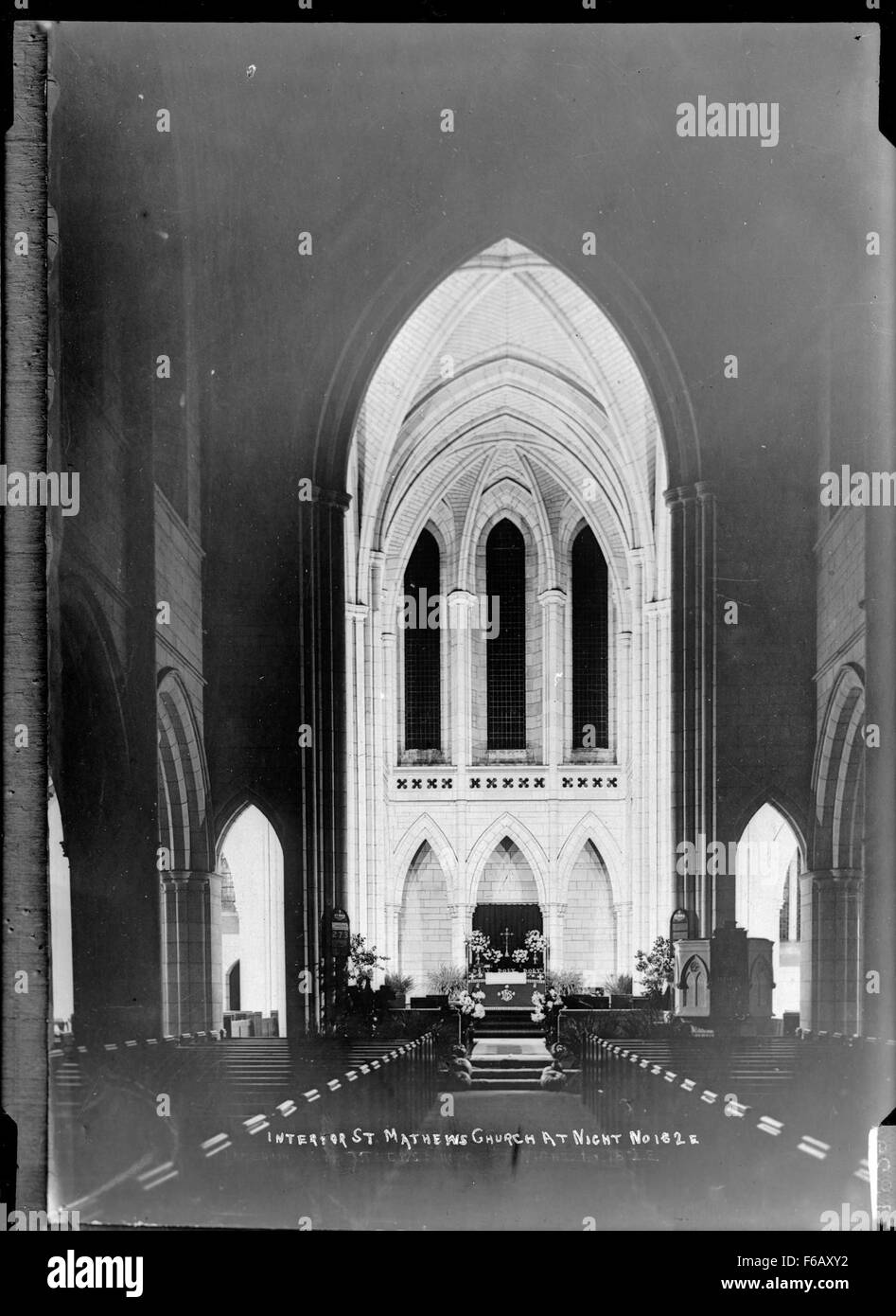 Photographie nocturne de l'intérieur de l'église de FonneMatthew à Auckland, mettant en évidence ses détails architecturaux et son importance religieuse. Banque D'Images