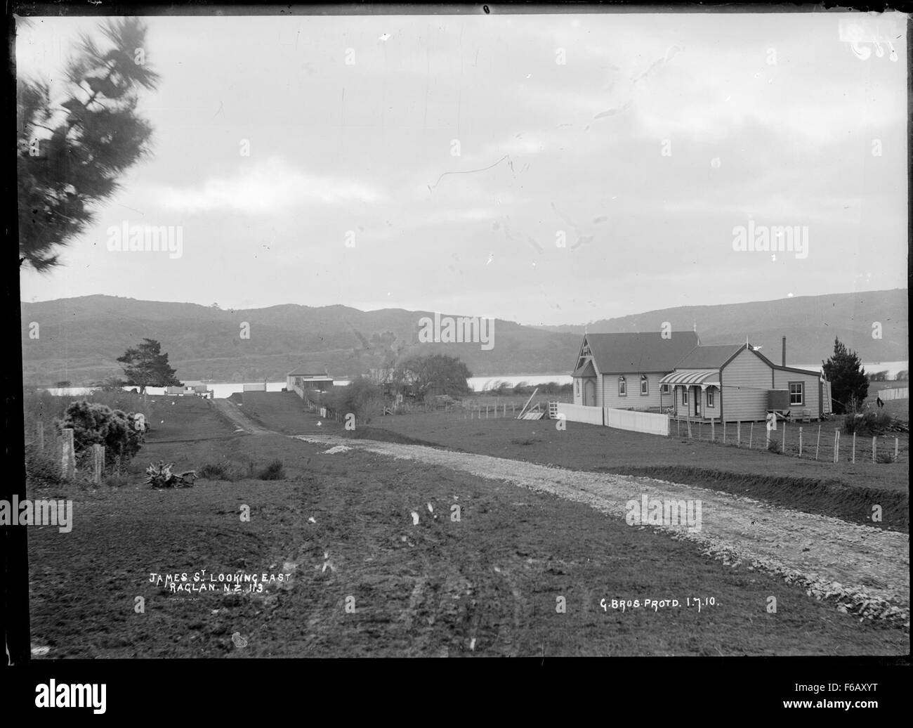 Cette photographie historique, prise par les frères Gilmour, capture l’essence de James Street à Raglan, offrant un aperçu de l’architecture de la région et de la vie quotidienne dans le passé. Banque D'Images