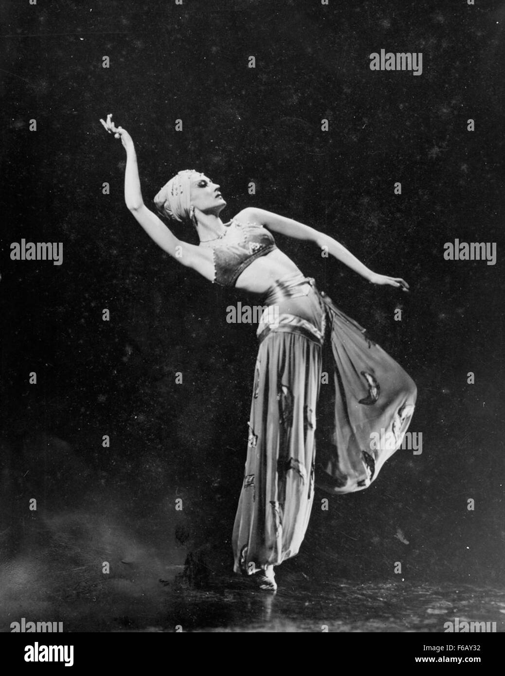 Valrene Tweedie a joué en tant qu'odalisque dans la production de 'Scheherazade' du Ballet russe de Monte Carlo en 1947-48. La performance est connue pour ses thèmes exotiques et sa chorégraphie complexe qui mettent en valeur la grâce et l'équilibre du danseur dans un décor de ballet classique. Banque D'Images